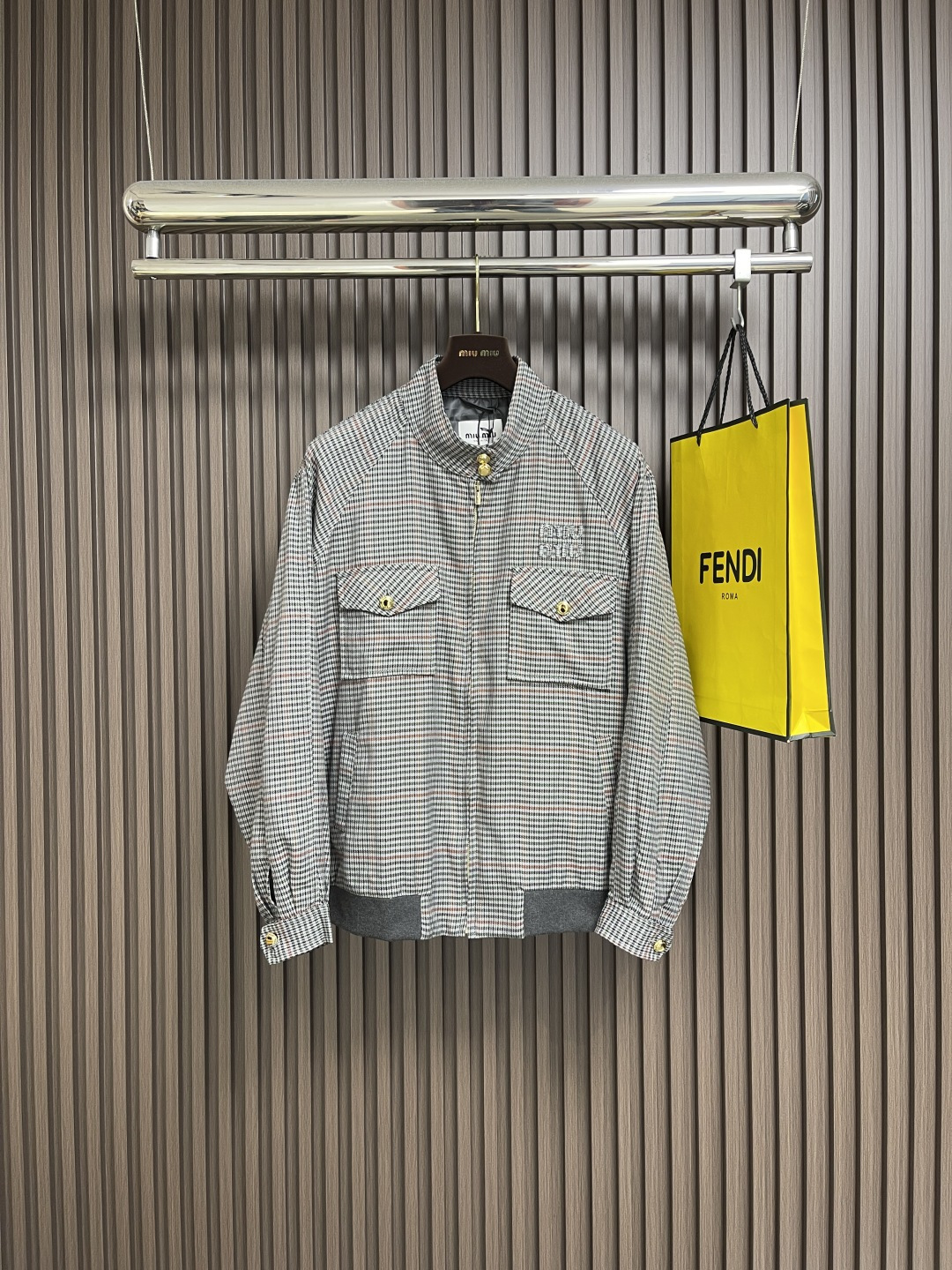 NO:537616,MiuMiu embroidered striped plaid jacket, the fabric is made of 50 4-strand pure cotton wool, and customized 1:1 plaid striped fabric. After the fabric is dyed in multiple colors, it is wrapped in 4-strand process. The lining is made of high-density twill cotton lining, and 100 fixed-woven pieces. Embroidery, with the brand MIU MIU brand embroidery icon on the chest. The process is made of laser burning, and the hand-measurement is manually positioned and fitted one by one, identifying the positioning and firmly solidifying. The zipper is made of gold-plated, and the pull-tip is made of 5-digit double-sliding head. The pull-tip is made of gold-plated European style pull-tip. The button is made of gold-plated hand-sewn buckle, and the original customization is 1:1 size 36-38-40-42,,miumiu, jackets & coats, gold plating, alexander wang19860909MiuMiu 刺绣条纹格子外套,面料采用50支4股纯棉毛料,定制1:1格子条纹面料.面料多色定染后,采用4股工艺做法缠绕织出.内衬采用高密斜纹丝棉衬布,定织100支.刺绣,胸前带有品牌MIU MIU品牌标刺绣图标,该工艺采用激光烧花,后人工一个一个手量定位贴合,识别定位绣上与牢牢凝固.拉链采用电镀金色,拉头采用5号双拉头.拉牙采用电镀金色欧款拉牙.纽扣采用电镀金是手缝扣,原版定制1:1 尺码36-38-40-42,,miumiu,jackets & coats,gold plating,alexander wang,Men's clothing