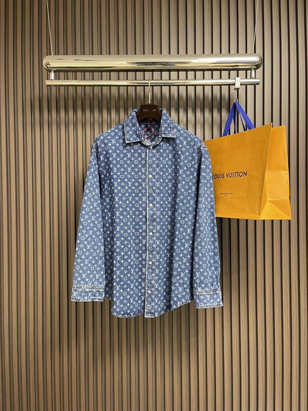 NO:537610,LV 2025SS full-print denim jacket, customized blue shadow encrypted pure cotton classic denim material, warm as cotton, comfortable skin, elegant indigo, with retro charm and modern fashion sense, with denim as canvas, the iconic Monogram pattern is laid out on it, every inch of the latitude hides Louis Vuitton's glorious history and fashion heritage, with hard lines of workwear, high-end feeling from the inside out, no noise, self-evident aura, a stunning work in fashion feast, laser flowering technology, advanced technology for pattern engraving using laser technology, projecting laser onto the surface of the material, making the material quickly heat to melt, forming an LV logo pattern, position can be accurately controlled. Washing and light frying process, desalination material is first desalinated and pretreated, and then sand-washed to produce a fading effect  Therefore, the fried color is fryed through special chemical treatment to make the denim appear in a special contrast effect. Prioritize the position of the sprinkler and then rub it out of the gradient effect by hand. Use a spray gun to spray the reagent to the specified position accurately according to the design requirements. Let the reagent react chemically with the fabric to form a gradual gradient effect. Finally, boil and strengthen the color. Size 34-36-38-40 S-XL,,louis vuitton,louis vuitton,jackets & coats,alexander wang19860909LV 2025SS满印牛仔外套,定制蓝影加密纯棉经典纹牛仔料 温润如棉 舒适贴肤 靛蓝雅韵 带着复古的韵味与现代的时尚感 以丹宁为画布 标志性Monogram图案铺陈其上 每一寸经纬都藏着Louis Vuitton 的辉煌历史与时尚底蕴 搭配工装的硬朗线条 由内而外散发的高级感 不必喧哗 气场自显 时尚盛宴中的惊艳之作,激光烧花工艺 利用激光技术进行花纹刻划的先进工艺 将激光投射到材料表面 使材料局部迅速加热至熔化 形成LV标识图案 可以精确控制位置.洗水轻炒双工艺 先对牛仔料进行退浆清洗预处理 再进行砂洗以产生褪色效果 从而通过特殊的化学处理进行炒色使牛仔出现特殊撞色效果,优先定位喷马溜再通过手搓出渐变效果 使用喷枪将试剂溶按照设计要求精确地喷到指定位置 让试剂与布料发生化学反应 形成循序渐进的渐变效果 最终再水煮加固色.尺码34-36-38-40 S-XL,,louis vuitton,louis vuitton,jackets & coats,alexander wang,Men's clothing