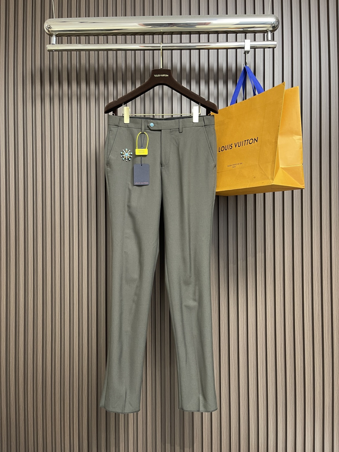 NO:537631,The whole set of removable single suit trousers LV 2025SS Autumn and Winter Turquoise Brooch Simple casual blazer trousers suit, breathable and soft, straight and draped, the whole piece of carriage is neat and flat, all hardware accessories are top-grade accessories with logos, and the fabrics are fixed-woven. There is no good product from the formal factory, without any picky places. This piece is often worn and very practical. The trousers are 29-38. The trousers are 46-58. The trousers are 46-58. The trousers are 46-58. The trousers are 44-58. The trousers are 44-58. The trousers are 44-10. The trousers are 100% off. The trousers are 100% off. The trousers are 100% off. The trousers are 100% off. The trousers are 100% off. The trousers are 100% off. The trousers are 100% off. The trousers are 100% off. The trousers are 100% off. The trousers are 100% off. The trousers are 100% off. The trousers are 100% off. The trousers are 100% off. The trousers are 100% off. The trousers are 100% off. The trousers are 100% off. The trousers are 100% off. The trousers are 100% off. The trousers are 100% off. The trousers are 100% off. The trousers are 100% off. The trousers are 100% off. The trousers are 100% off. The trous19860909整套 可拆卖 单西服 西裤 LV 2025SS秋冬绿松石胸针简约休闲西装外套西裤套装,透气柔软,笔挺垂感十足,整件车工走线整齐平整,所有五金附料都是客供带logo顶级配件,面料都是定织的 外面根本就没有 正规大厂途径出来的好货,无任何有挑剔的地方 这样的一件属于常备常穿的,实用性很强.西裤码数29-38 西服码数46-58,,louis vuitton,jackets & coats,business suit,brooch，breastpin,alexander wang,Men's clothing