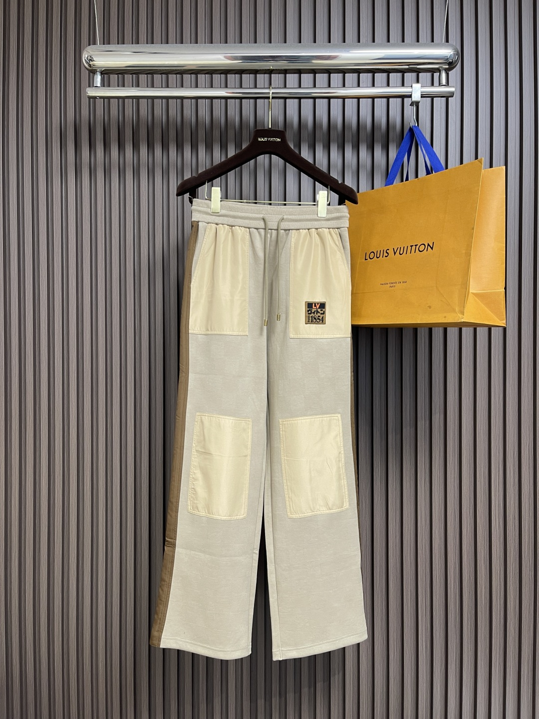 NO:539580,LV 2025ss new DER tool trousers, this tool trousers are made of Der blended bead floor cotton, with color blocks embedded on both sides and patch pockets, cleverly releasing the dynamic atmosphere. The drawstring on the ribbed waist is equipped with metal ends, and the left pocket is embroidered with Japan labels, indicating the cooperation with Japanese designer Nigo in the season. It is suitable for matching with the same pullover. Size S-XL,,louis vuitton,alexander wang19860909LV 2025ss新款DER 工装长裤,本款工装长裤选用 Der 混纺珠地棉,在两侧和贴袋处嵌入色块,巧妙释放动感气息.罗纹腰部的抽绳配有金属端头,左侧口袋绣上 Japan 标签,点明当季与日本设计师Nigo 的联袂合作.与同款套头衫搭配相宜.尺码S-XL,,louis vuitton,alexander wang,Men's clothing