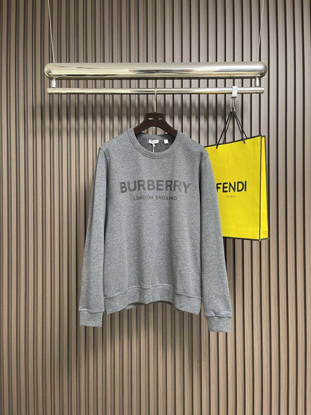 NO:539575,Burberry letter printing logo round neck long sleeve T-shirt, knitted round neck cotton round neck sweatshirt, gray terry cotton fabric, front chest brand letter large logo print, ribbed knit collar, classic tailoring style, same style for men and women. Size S-XL, burberry, hoodie, sweatshirts, tees, t-shirt, alexander wang19860909Burberry 字母印花logo圆领长袖T恤,针织圆领棉布圆领卫衣,灰色毛圈棉质面料,前胸品牌字母大logo印花,罗纹针织衣领,经典剪裁版型,男女同款.尺码S-XL,,burberry,hoodie,sweatshirts,tees，t-shirt,alexander wang,Men's clothing