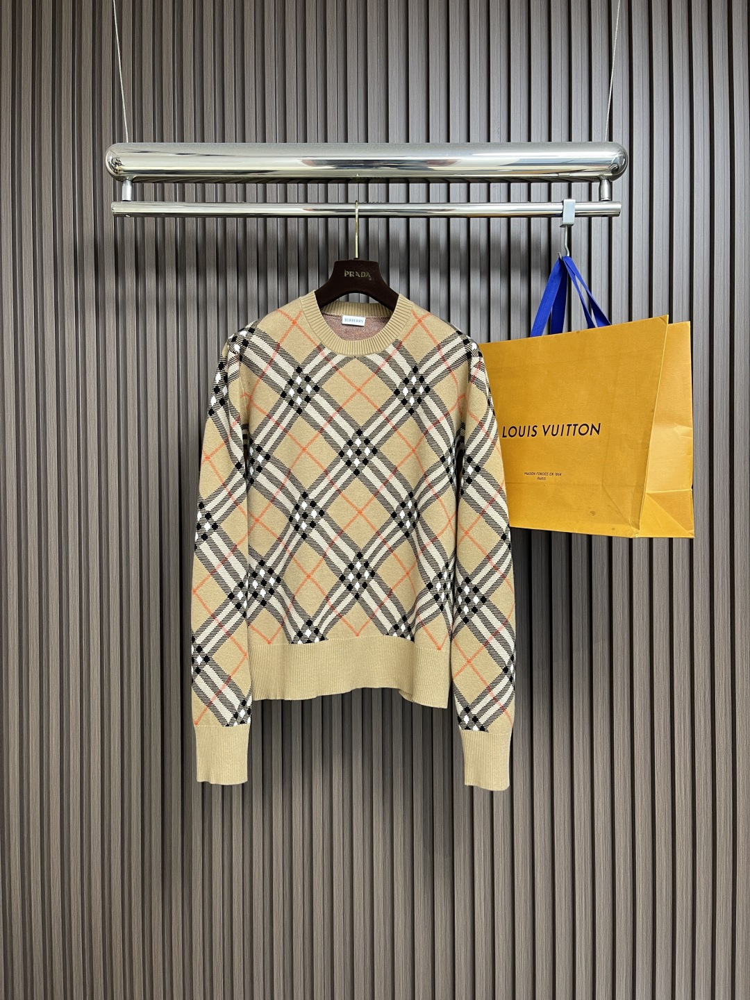 NO:537638,Burberry 2025SS Autumn and Winter New Twill plaid wool-blend pullover round neck sweater, selected wool cashmere-blend fabric, presenting jacquard worsted plaid patterns, creating a delicate design. The weight factor makes the droopy and the design make the upper body more lazy, perfectly conforming to the fashion concept of the latest series of BUR, sizes S-XXL, burberry, sweaters, alexander wang19860909Burberry 2025SS秋冬新款斜纹格纹羊毛混纺套头圆领毛衣,精选羊毛羊绒混纺面料制成,呈现提花精纺的格纹图案,缔造精致设计感.以及重量的因素让非常具有垂感以及的设计让上身更具慵懒气质,完美的符合BUR最新系列风格的时尚理念,尺码S-XXL,,burberry,sweaters,alexander wang,Men's clothing