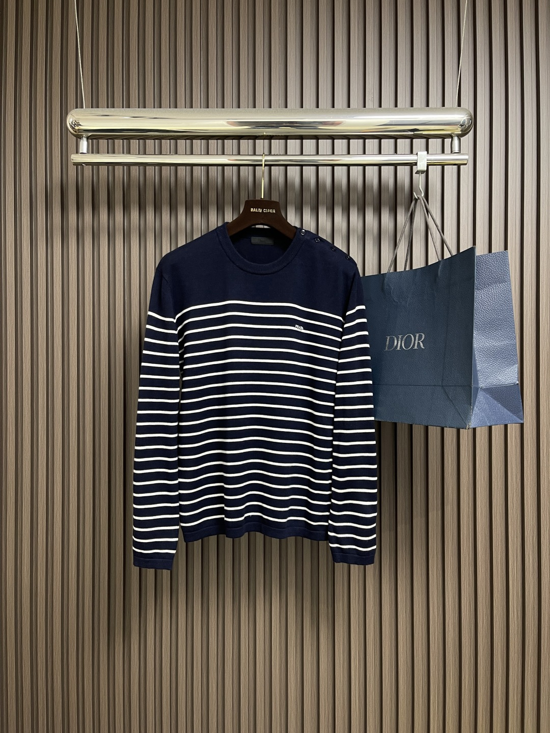 NO:538598,Prada 2025SS Autumn and Winter New Classic Striped Wool Knitted Sweater, when classic stripes meet high-end texture, when practical design meets couples romance, this striped knitted sweater writes poetic notes for autumn and winter outfits. The choice of wool is derived from high-quality wool raw materials. The fiber is delicate and soft, just like the gentle evening breeze in winter, and it conveys a warmth when touching the skin. Natural wool comes with good breathability, allowing the skin to breathe freely in warmth and bid farewell to the stuffy and sticky. Classic black and white stripes are a symbol of the fashion world that never goes out of time. The stripes arranged in a suitable width and narrow manner are visually simple and neat, but also hidden layered rhythm, which easily adapts to various styles and scenes. The unique button design on the shoulder breaks the monotony of conventional sweaters. The exquisite 'PRADA' on the chest  MILANO's embroidered logo is a low-key display of quality and identity. Size S-XXL, prada, sweaters, alexander wang19860909Prada 2025SS秋冬新款经典条纹羊毛针织毛衣,当经典条纹邂逅高端质感,当实用设计遇见情侣浪漫,这款 条纹针织毛衣,为秋冬穿搭写下诗意注解.选用 绵羊毛,源自优质初剪羊毛原料 .纤维细腻柔软,如同冬日里的轻柔晚风,轻触肌肤便传递出融融暖意.天然羊毛自带良好透气性,让肌肤在温暖中自由呼吸,告别闷热黏腻.经典黑白条纹,是时尚界永不过时的符号.宽窄相宜的条纹排列,视觉上简洁利落,却又暗藏层次韵律,轻松适配各种风格场景.肩部独特纽扣设计,打破常规毛衣的单调感.胸前精致的'PRADA MILANO'刺绣标识,是品质与身份的低调彰显.尺码S-XXL,,prada,sweaters,alexander wang,Men's clothing