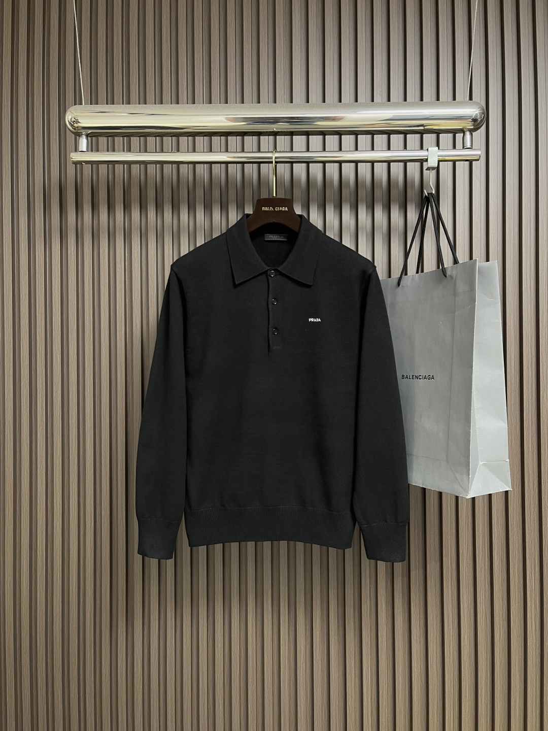 NO:537626,Prada 2025ss new long-sleeved wool knitted Polo sweater, this Polo sweater is a classic item in the closet, with a delicate styling and elegant sporty style, with a long-sleeved design and made of worsted wool. The soft and simple clothing is finished with embroidered letter logos and is in contrasting colors. Size S-XXL, prada, sweaters, alexander wang19860909Prada 2025ss新款长袖羊毛针织Polo毛衣,这款Polo毛衣是衣橱中的经典单品,造型细致,运动风格优雅,采用长袖设计,并由精纺羊毛制成.柔软而简约的服装以刺绣字母徽标完成,采用对比色.尺码S-XXL,,prada,sweaters,alexander wang,Men's clothing