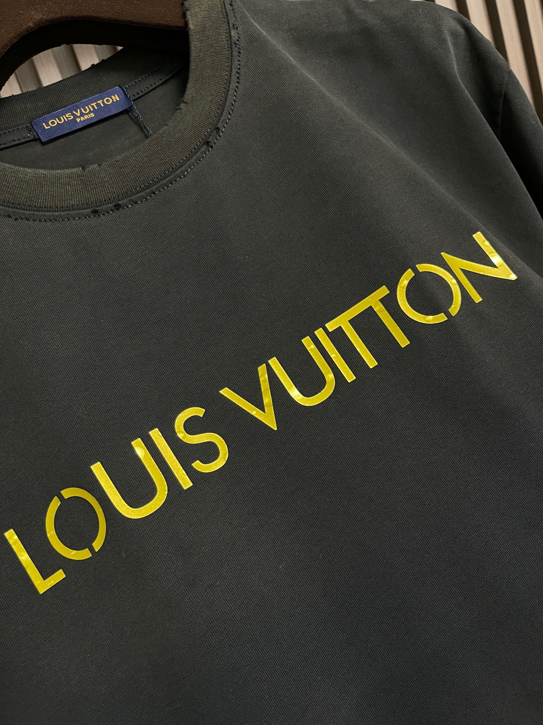 🛒🛒LV 2025ss夏季新款做旧圆领T恤，定制YB雪花全棉材质 透气舒适 质感十足，短袖T恤裁剪 凸显