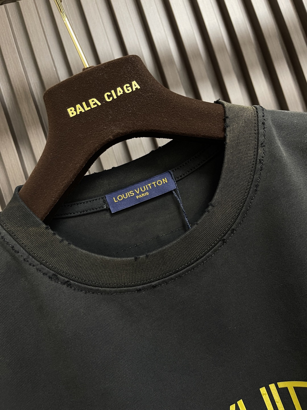 🛒🛒LV 2025ss夏季新款做旧圆领T恤，定制YB雪花全棉材质 透气舒适 质感十足，短袖T恤裁剪 凸显