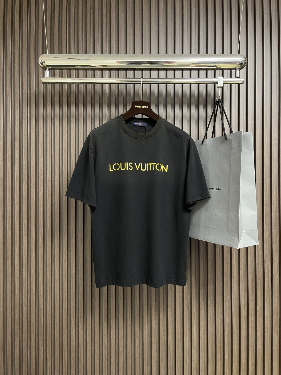 NO:539550,LV 2025ss summer new old round neck T-shirt, customized YB snowflake cotton material, breathable and comfortable, full texture, short-sleeved T-shirt cut, highlighting the brand style. Made of gram-weight pure cotton, slightly elastic, presenting a slim visual effect. The inner wear is brilliant and fashionable. Size M-XXL,,louis vuitton, T-shirt,tees, t-shirt,alexander wang19860909LV 2025ss夏季新款做旧圆领T恤,定制YB雪花全棉材质 透气舒适 质感十足,短袖T恤裁剪 凸显品牌格调 采用克重纯棉制成,略带有弹力 呈现显瘦视觉效果 单穿内搭都出彩时髦.尺码M-XXL,,louis vuitton,T-shirt,tees，t-shirt,alexander wang,Men's clothing