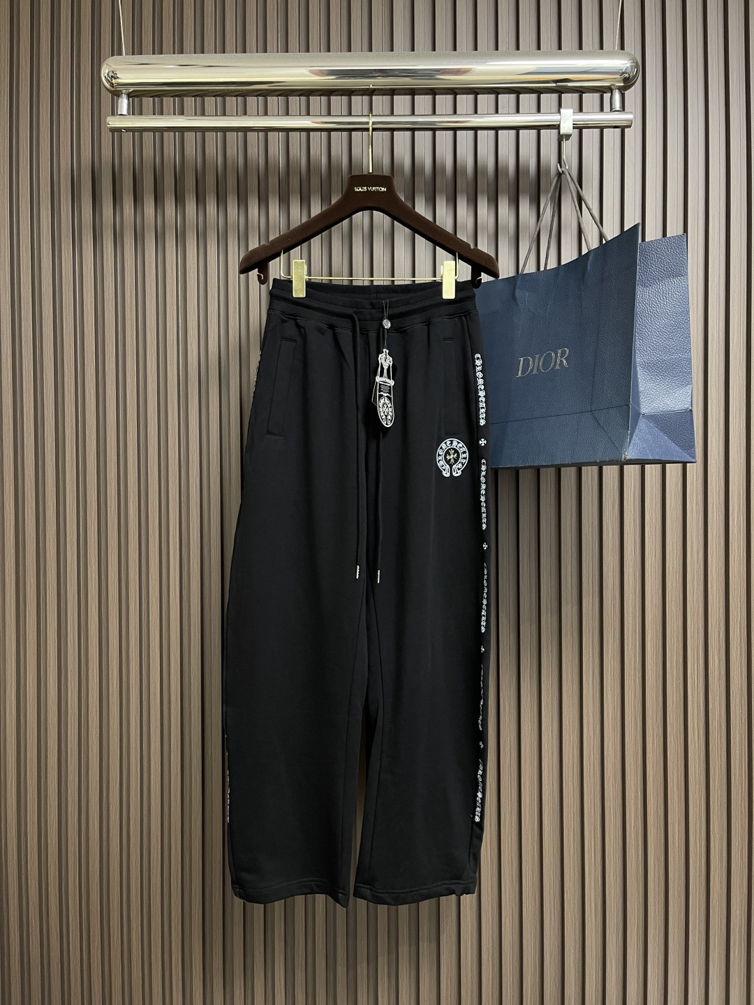 NO:537599,Tops, pants, CH, Croxin Cross Flower Logo Series Zipper Hooded Sweater Pants Set, Sweater Cross Flower Design, Japanese imported terry jacquard cotton material, the thickness and texture are randomly compared... The fabric is so the car cable machines used are all top German products, one with 7 digits, and the wiring is super neat!  !  !  Customer supplies original hardware, both positive and negative, beautiful. Size M-XXL, chrome hearts, hoodie, sweatshirts, hats, alexander wang19860909上衣 裤子 CH 克罗心十字花标识系列拉链连帽卫衣卫裤套装,卫衣十字花设计,日本进口毛圈提花棉料,厚度和质感随意对比....面料质感到位,所以用的车线机都是德国顶级货,一台7位数,走线超级整齐！！！ 客供原厂五金,正反都无敌漂亮.尺码M-XXL,,chrome hearts,hoodie,sweatshirts,hats,alexander wang,Men's clothing