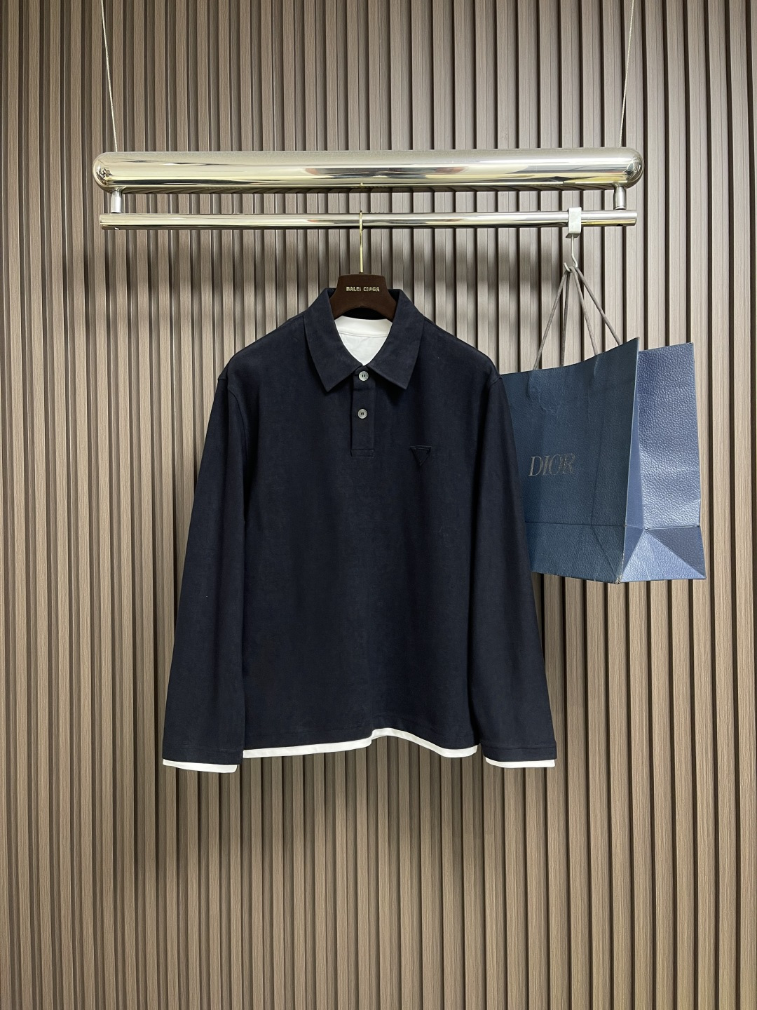 NO:537618,PRADA double-layer fake two-piece lapel long sleeve POLO, pearl velvet, the fabric is delicate and soft, comfortable on the upper body, simple and fashionable, suitable for business, casual and other occasions. Size M-XXL, prada, alexander wang19860909PRADA 双层假两件翻领长袖POLO,选用珍珠绒,面料细腻柔软,上身舒适,简约时尚,适配商务、休闲等多种场合.尺码M-XXL,,prada,alexander wang,Men's clothing