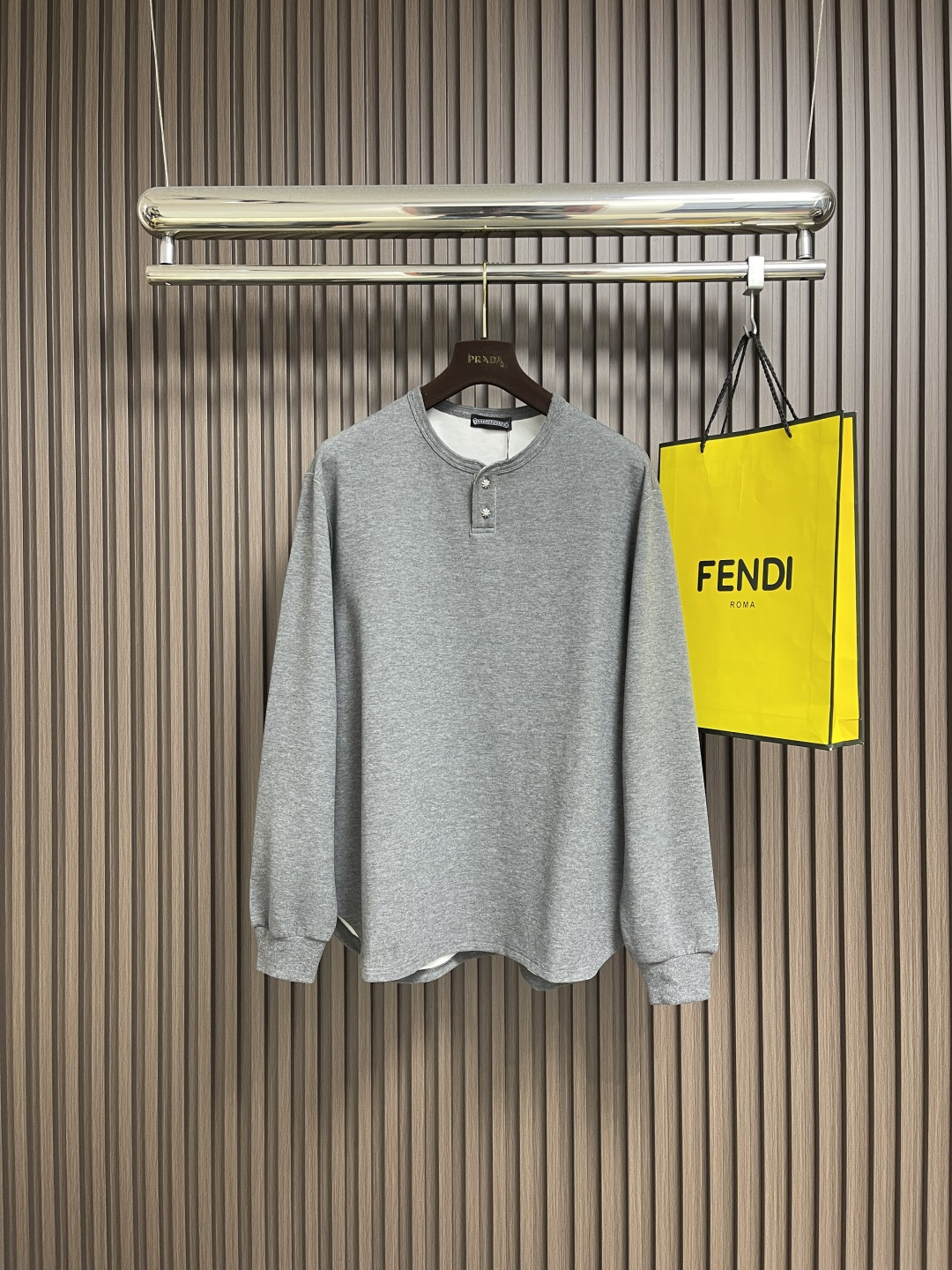 NO:538602,CH Croxin Henry neck long-sleeved T-shirt, the fabric is made of 350 grams of cotton before washing, the silver buckle is made of bronze and real silver, and a lot of effort has been put into the fabric hardware craftsmanship Size S-XL, chrome hearts, tees, t-shirt, alexander wang19860909CH 克罗心亨利领长袖T恤,面料采用洗前350克全棉材质,银扣采用古铜真银,在面料 五金 工艺上面下了很大功夫 尺码S-XL,,chrome hearts,tees，t-shirt,alexander wang,Men's clothing