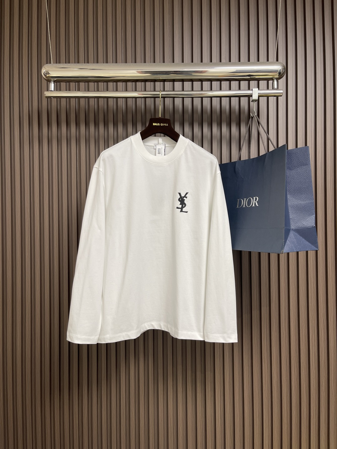 NO:538596,YSL Saint Laurent 2025ss printed long-sleeved T-shirt Customized 260g cotton double yarn tight and smooth fabric, clean cloth surface, clear cloth pattern, very delicate and solid feel, more supportive. The cuffs are widened and threaded, fit the wrist width, tight and wear-resistant, and the dress is three-dimensional positioning and tailoring. Size M-3XL, saint laurent, saint laurent, tees, t-shirt, alexander wang19860909YSL 圣罗兰2025ss印花长袖t恤 定制260g全棉双纱紧密爽滑面料,布面干净,布纹清晰,手感非常细腻扎实,更加力挺 袖口加宽螺纹设计,贴合手腕宽度,紧实耐磨,整衣立体定位剪裁.尺码M-3XL,,saint laurent,saint laurent,tees，t-shirt,alexander wang,Men's clothing