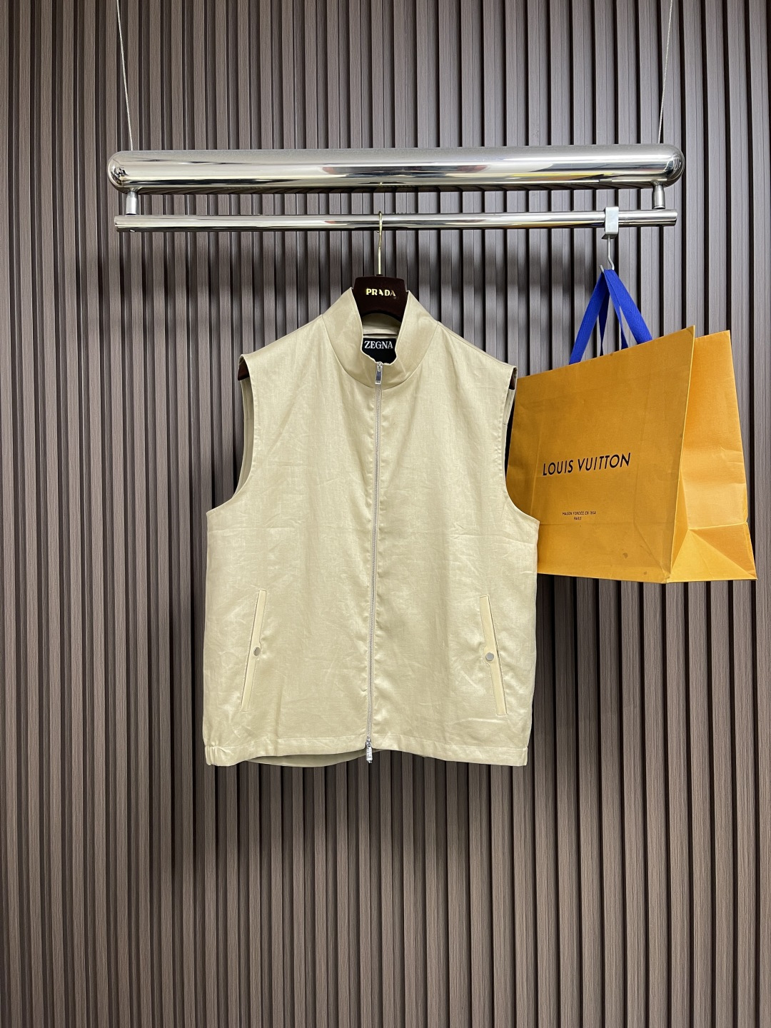 NO:546868,ZEGNA 2025SS new cotton stand-alone sleeveless vest jacket is undoubtedly a must-have choice for every man who pursues fashion and quality life. It can not only meet your daily wear needs, but also add points to your image at critical moments!  The fabric is made of customized cotton materials provided by customers. This fabric is not only light and thin, but also has no burden to wear, but also has a smooth and stylish texture. Even simple combinations can instantly enhance the overall style of the outfit!  The inner part is cleverly spliced ​​with a silk lining. This design not only makes the touch more comfortable, but also the breathability of the silk material itself ensures that it will not feel stuffy when worn for a long time!  Size 48-54, Jackets & coats,alexander wang19860909ZEGNA 2025SS新款棉质立领无袖马甲外套,无疑是每一位追求时尚与品质生活的男士必备之选,它不仅能够满足你对于日常穿搭的需求,更能在关键时刻为你的形象加分！其面料采用的是客供定制的棉质材料,这种面料不仅质地轻薄,穿着起来毫无负担,而且质感垂顺有型,即便是简单的搭配也能瞬间提升整体穿搭的格调！的内里则巧妙地拼接了丝质内衬,这一设计不仅让在触感上更加贴身舒爽,而且丝质材料本身具有的透气性也确保了长时间穿着也不会感到闷热！尺码48-54,,jackets & coats,alexander wang,Men's clothing