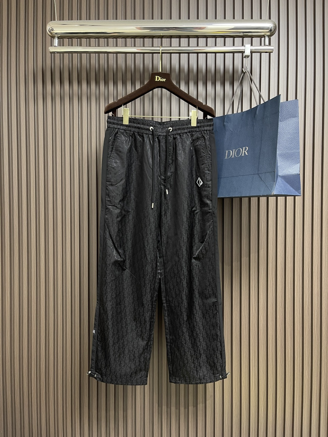 NO:538627,Dior 2025SS early autumn layer classic dark flower casual pants, from the perspective of material, are made of polyester, with excellent texture, not only have excellent drape, but also have good wear resistance and wrinkle resistance, and are very convenient for daily wear. The design is very attentive, with double dark flowers all over the body, low-key and full of detail. Under the light, the dark flowers appear and exudes a unique high-end charm. The drawstring design at the waist, paired with a metal rope head with a logo, not only ensures the comfort and fit during wear, but also adds brand recognition to the whole. The brand logo on the side is simple and eye-catching, highlighting classic and fashionable. The style is a loose wide-leg shape, which is very friendly to various leg shapes, which can modify the defects of the leg shape and bring a free and unrestrained wear experience. Size XS-L, dior, alexander wang19860909Dior 2025SS早秋层经典暗花休闲裤,从材质来看,采用涤纶打造,质感上乘,不仅有着出色的垂坠感,还具备良好的耐磨性与抗皱性,日常穿着打理都很方便.设计上十分用心,通体的双层暗花,低调又充满细节感,在光线照射下,暗花若隐若现,散发着独特的高级韵味.腰间的抽绳设计,搭配带有标识的金属绳头,既保证了穿着时的舒适度与贴合度,又为整体增添了品牌辨识度.侧边的品牌标识,简洁醒目,彰显着的经典与时尚.版型是宽松的阔腿型,对各种腿型都很友好,能够修饰腿型缺陷,同时带来自在无拘的穿着体验.尺码XS-L,,dior,alexander wang,Men's clothing