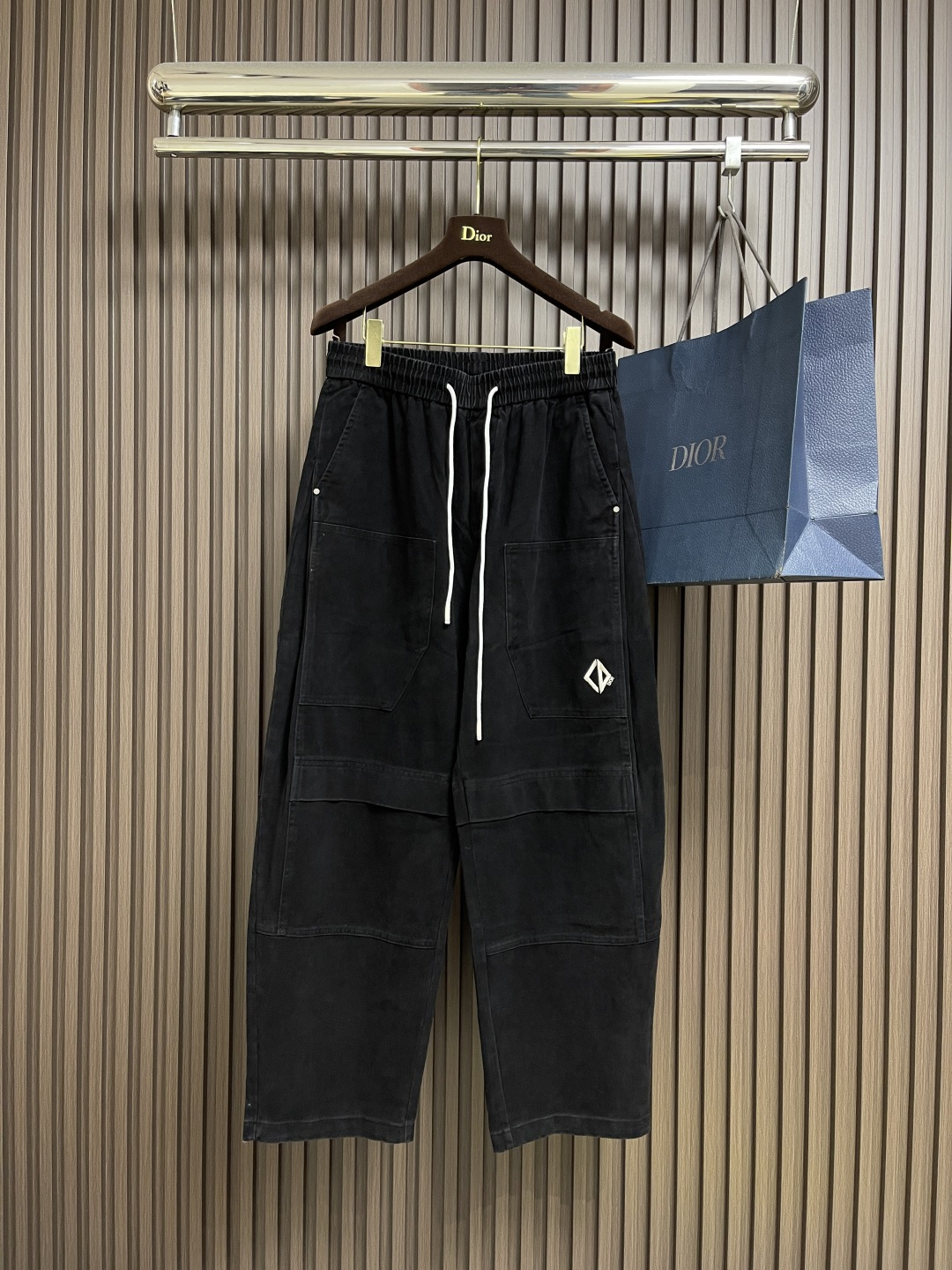 NO:539589,Dior pocket splicing heavy industry washing wide-leg casual pants, selected high-quality cotton fabrics, processed by heavy industry washing process, comes with a retro and old texture, soft and crisp touch. Classic black is versatile and not picky, and the wide-leg style is super friendly to all leg shapes, which can easily create a casual and relaxed atmosphere. The unique pocket splicing design not only adds a sense of layering and design, but also has practicality, making it convenient to place small objects. Paired with a drawstring waist, it can be adjusted freely, tight, fit the body and comfortable. Whether it is a simple combination to create a daily casual style or a personal combination, it can be easily held, injecting a unique sense of fashion into your outfit~ Size XS-L,,dior,alexander wang19860909Dior 口袋拼接重工洗水阔腿休闲裤,精选优质全棉面料,经重工洗水工艺处理,自带复古做旧质感,触感柔软又不失挺括.经典黑色百搭不挑人,阔腿版型对各种腿型都超友好,能轻松营造随性松弛的氛围.独特的口袋拼接设计,不仅增添了层次感与设计感,还兼具实用性,方便放置小物件.搭配抽绳腰头,可自由调节松紧,贴合身形又舒适.无论是搭配简约打造日常休闲风,还是与个性组合出街,都能轻松hold住,为你的穿搭注入别样时尚感～ 尺码XS-L,,dior,alexander wang,Men's clothing