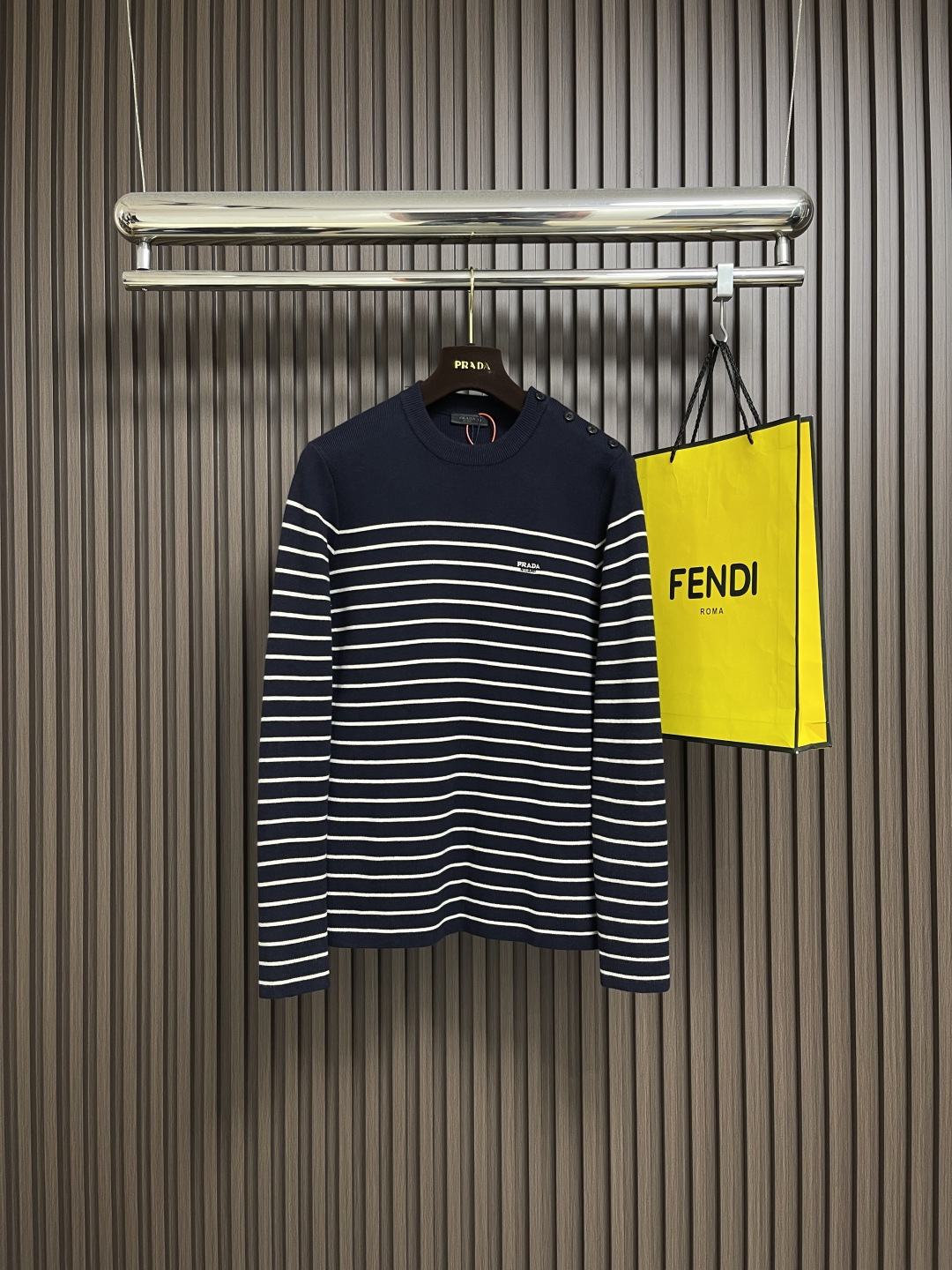 NO:567778,Prada striped embroidered button side-open sweater, custom-woven mercerized wool blended knitted fabric. Soft and delicate, comfortable and close to the skin. It is based on deep sea blue. The depth of the dark blue and the purity of pure white contrast with each other, making people immersed in it at a glance. The iconic Prada embroidery with the logo code hidden between the stripes is low-key and powerful. The unique design of three-button side opening breaks the shackles of symmetry and injects new vitality.  It interprets the diversity of fashion with a unique attitude, using imported machine embroidery technology. It uses advanced computer control systems and precision mechanical components to realize Prada embroidery operations with high precision. The lines are smooth and delicate, and three-dimensional seams are used. It uses specific sewing methods at the seams to make clothes more three-dimensional and fit the body. The workmanship is cumbersome and complex, and the ready-made clothes are washed with water to soften and deodorize. Professional washing equipment and specific detergents are used.   Deep clean and deodorize clothes to improve the feel and appearance of clothes. Sizes 48-54 S-XL, prada, sweaters, alexander wang19860909Prada 条纹刺绣钮扣侧开毛衣,定织丝光羊毛混纺针织料 柔软细腻 舒适贴肤 以深海蓝调为基调 深蓝的深邃与纯白的纯净相互映衬 让人一眼便沉醉其中 标志性Prada刺绣隐于条纹间的徽标暗语 低调而有力 以三粒钮扣侧开合的独特设计 打破了对称的枷锁 注入了新的活力 以独特的姿态诠释时尚的多元性,采用进口机刺绣工艺 使用先进的计算机控制系统和精密的机械部件 实现Prada刺绣作业 精度高 线条流畅而细腻,采用接缝立体缝线 它通过在接缝处使用特定的缝纫方法 使衣物呈现出更加立体和贴合身体的效果 做工繁琐复杂,成衣洗水加软去味工艺 通过专业的洗涤设备和特定的洗涤剂 对衣物进行深度清洁和去味处理 改善衣物的手感和外观.尺码48-54 S-XL,,prada,sweaters,alexander wang,Men's clothing