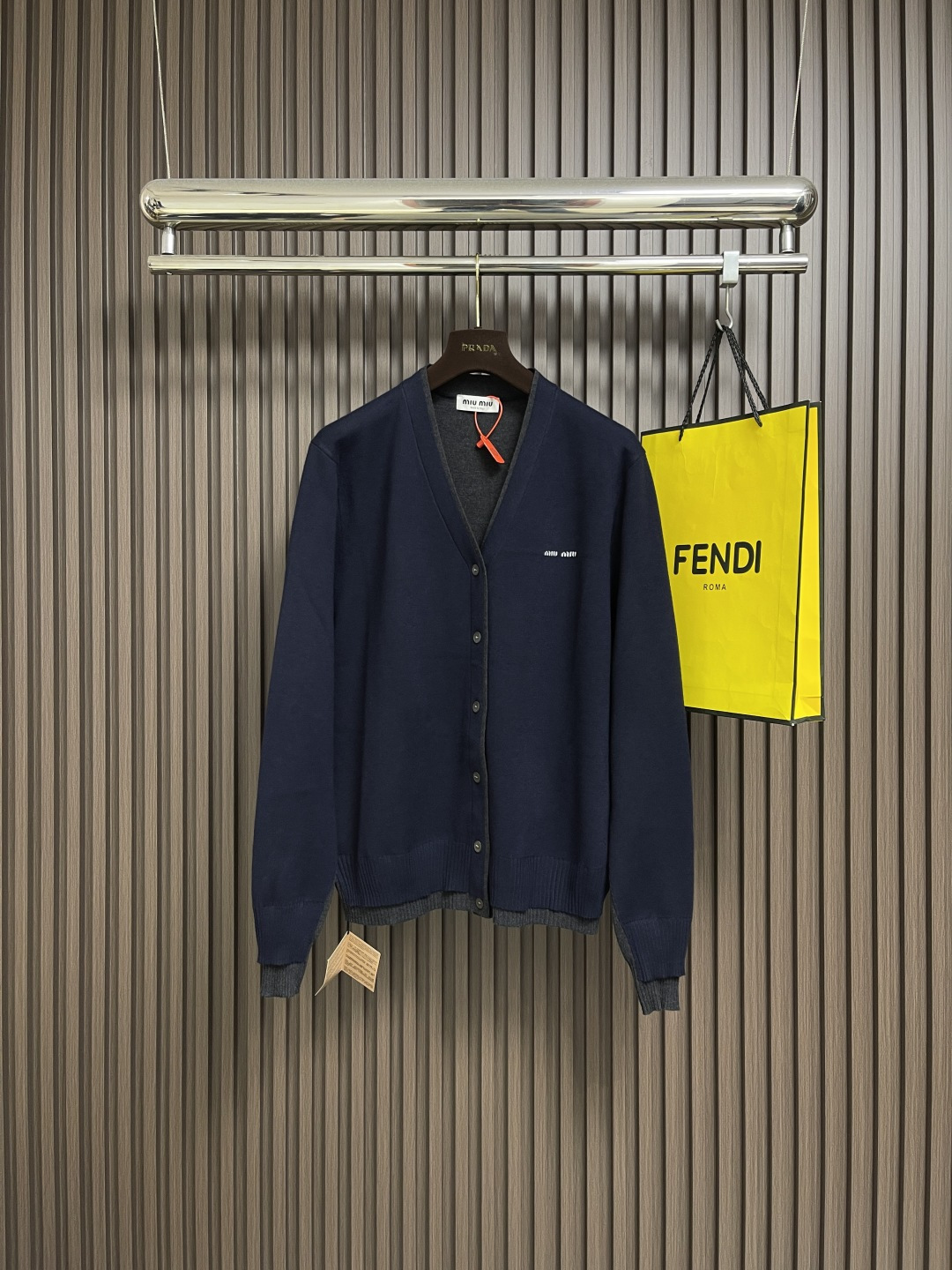 NO:539579,Miumiu 2025ss early autumn new logo-inlaid sweater cardigan fixed-woven cashmere mercerated building soft texture as clouds comfortable skin with noble and elegant deep indigo as the base, rubbed into the fog border of dark gray, accidentally entered the visual trap of contrasting colors, exquisite MiuMiu logo dances on the left chest, fully recognizable V-neck curve follows ergonomics, a gentle twist of dark gray hidden on the inside of the neckline, two-stage design, saves the trouble of matching, but retains the high-end feeling of layering, and exudes from the inside out, a twin, creates a ever-changing style, and creates a variety of jacquards, precisely controls the arrangement and interweaving of yarns on the loom Miu logo jacquard art pattern inlaid, the fabric is more vivid and three-dimensional. Size 40-42-44-46  S-XL, miumiu, sweaters, alexander wang19860909Miumiu 缪缪2025ss早秋新款镶嵌徽标毛衣开衫 定织羊绒丝光楼 软糯肌理 如云朵般柔软 舒适贴肤 以高贵优雅的深靛蓝为底 揉进深灰的雾感边界 误入撞色的视觉陷阱 精致MiuMiu徽标在左胸处翩翩起舞 辨识度十足V领弧度遵循人体工学 领口内侧藏着深灰的温柔转折 两段式巧妙设计 省去搭配的烦恼 却保留叠穿的高级 由内而外散发的高级感 一衣双生 塑造万变风格德国进口机提花组织而成 精确地控制纱线的排列和交织方式 在织机上精心交织 Miu Miu徽标提花艺术图案镶饰 织物更加生动立体.尺码40-42-44-46 S-XL,,miumiu,sweaters,alexander wang,Men's clothing