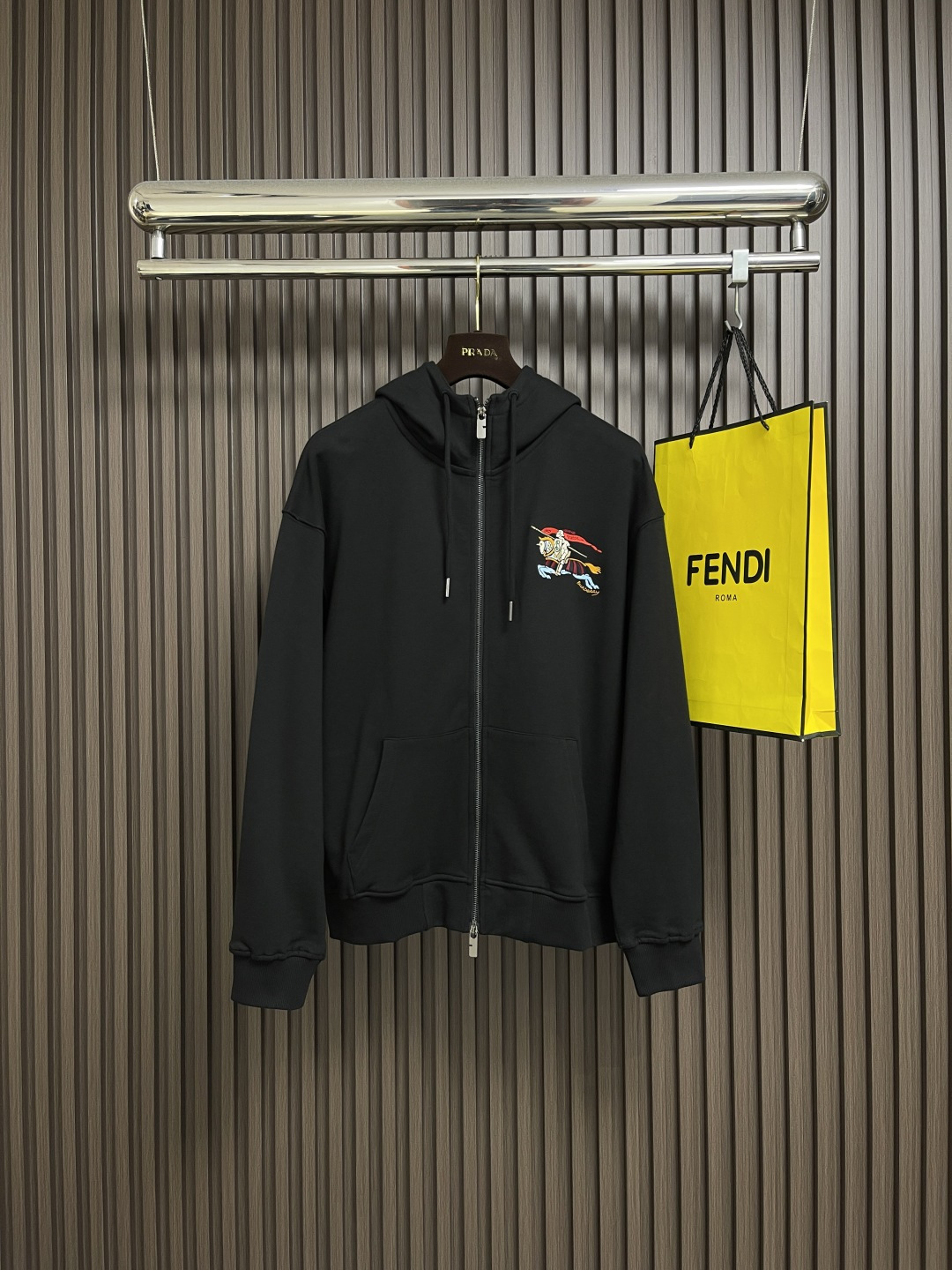 NO:538622,Burberry Color Equestrian Knight logo cotton zipper hooded sweatshirt, no matter the material, details restoration and craftsmanship, is not afraid of any challenges. It is just to contribute wonderful products to everyone. It is made of terry cotton fabric to present a casual style and incorporates Burberry Equestrian Knight logo embroidery, interpreted in colorful colors. The front is embroidered with Burberry letter embroidery logo - The casual style is looser than the regular style. The overall loose style configuration is more youthful and sporty, highlighting the fashionable feeling of the modern city. The upper body is atmospheric and brilliant, and the effect is excellent. The combination is more worry-free and effort-saving. Whether it is casual sports or high street travel, you can easily control it!  !  The overall texture of pure cotton high-cost fabric is extremely comfortable and has excellent skin-friendly effect. In terms of OV style, it is also a perfect outfit, perfectly meeting the needs of various outfit occasions. It is extremely extraordinary, and its grade and charm are extremely outstanding and eye-catching, which can better demonstrate the brand specifications and your pursuit of fashion!  !  Size S-XL, Burberry, hoodie, sweatshirts, hats, alexander wang19860909Burberry 彩色马术骑士徽标棉质拉链连帽卫衣,不管是材质还是细节还原度以及工艺制作方面不惧任何挑战,只为给大家奉献绝妙产物,选用毛圈棉面料打造,呈现休闲版型,融入 Burberry马术骑士徽标刺绣,以缤纷色彩演绎.正面点缀Burberry字母刺绣徽标﹣ 休闲版型较常规版型剪裁更为宽松.整体宽松的版型配置,更具青春运动风格,凸显现代都市的时尚感,上身大气出彩,效果极佳,搭配更是省心省力,无论是休闲运动还是高街出行,都能轻松驾驭！！纯棉的高支数面料整体的触感极为舒适,亲肤效果也是极佳.且OV 版型方面也是完美穿搭效果,完美的符合各种穿搭场合的所需.极为非凡,档次与魅力更是极为的出色亮眼,更能够彰显品牌规格与你对于时尚的追求！！尺码S-XL,,burberry,hoodie,sweatshirts,hats,alexander wang,Men's clothing