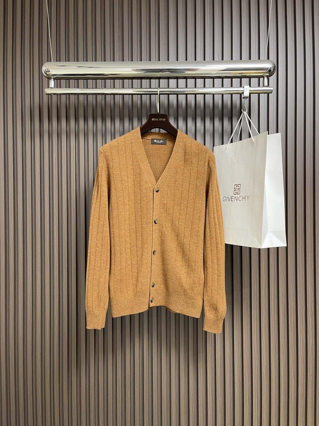 NO:537609,LP Loro Piano2025SS autumn and winter new knitted V-neck cardigan sweater. The classic design feels and looks are so great, and the quality is not picky and you can buy it directly. You can’t get it wrong! Through the detailed pictures, you can feel its powerful aura, and the warm-concentration effect is significant, so you don’t have to worry about the chill at all! It is both fashionable and functional, and the whole style looks more luxurious and elegant! Size M-3XL, loro piana, loro piana, sweaters, alexander wang19860909LP Loro Piano2025SS秋冬新款针织V领开衫毛衣 经典设计感与颜值爆棚,品质更是无法挑剔品控可以直接入手,不容过错的高端臻品！通过细节图片便可感受到它强悍的气场,聚温保暖效果显著,完全不用担心会有一点寒意！时尚与功能性兼备,整款显得更加的奢华大气！尺码M-3XL,,loro piana,loro piana,sweaters,alexander wang,Men's clothing