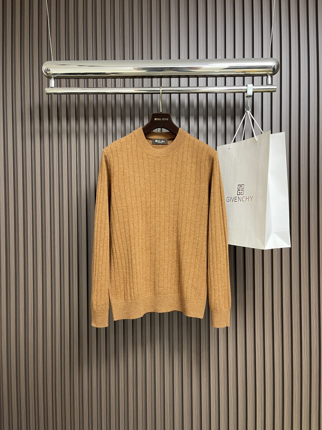 NO:539563,LP Loropiana round-neck knit sweater, knitted fabric has excellent texture, soft and smooth touch, and excellent skin-friendly. It seems to be wrapped gently when worn, and it has a good drape, making the overall shape more elegant and casual. The classic round-neck design has simple and smooth lines, fitting the neck curve without any sense of restraint. It can cleverly modify the neck lines and add a sense of exquisiteness and ability to the overall shape. The body adopts exquisite knitting technology, with delicate texture and layering. Under the light, it can present a low-key and high-end luster, showing a luxurious texture. Size M-3XL, loro piano, loro piano, sweaters, alexander wang19860909LP Loropiana 圆领针织衫毛衣,针织面料质感上乘,触感柔软顺滑,亲肤性极佳,穿着时仿佛被温柔包裹,同时兼具良好的垂坠感,让整体造型更显优雅随性.经典圆领设计,线条简洁流畅,贴合颈部曲线却毫无束缚感,能巧妙修饰颈部线条,为整体造型增添一份精致与干练.衣身采用精湛的针织工艺,纹理细腻且富有层次感,在光线映衬下,可呈现出低调而高级的光泽,尽显奢华质感.尺码M-3XL,,loro piana,loro piana,sweaters,alexander wang,Men's clothing