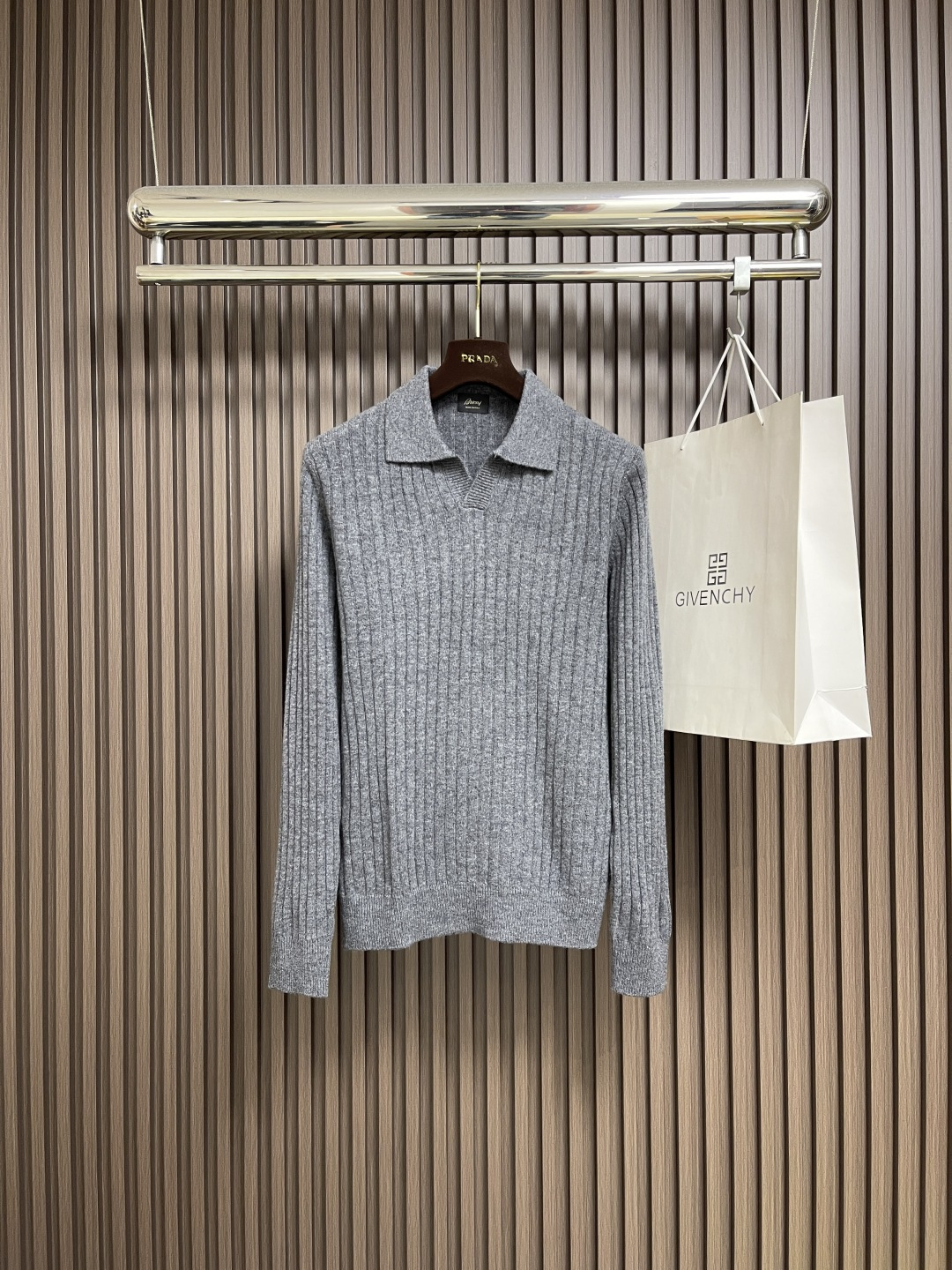 NO:537611,Brioni 2025SS lapel knitted long-sleeved sweater, a high-end, luxurious and platinum-grade classic basic knitted. The whole body design perfectly integrates Italian aesthetics, and inherits the genes of the bri family. It takes the minimalist route, both solemn and harmonious, and conforms to the modern urban aesthetics. The Italian old-fashioned workshop ready-to-wear process is fixed and dyed. It is extremely luxurious and special material, and the fabric attributes are all superior. It is treated with merceration technology. The fabric has extremely high gloss, the mesh structure is delicate and natural, and the comfort and breathability are perfect. The touch experience is self-evident, and the ultimate luxury enjoyment!  Size M-3XL, sweaters, alexander wang19860909Brioni 2025SS翻领针织长袖毛衣,高端奢华且白金级的一款经典基础款针织.通体的设计完美融合意式美学,且传承了bri家族的基因,走极简主义的路线,亦庄亦谐,符合现代都市审美,意大利老牌工坊成衣工序定织定染,极为奢华特殊的材质,面料属性皆为上乘,采用丝光工艺处理,面料光泽度极高,网眼结构细腻自然,舒适性与透气性完美兼备,触感体验不言而喻,奢华极致享受！尺码M-3XL,,sweaters,alexander wang,Men's clothing