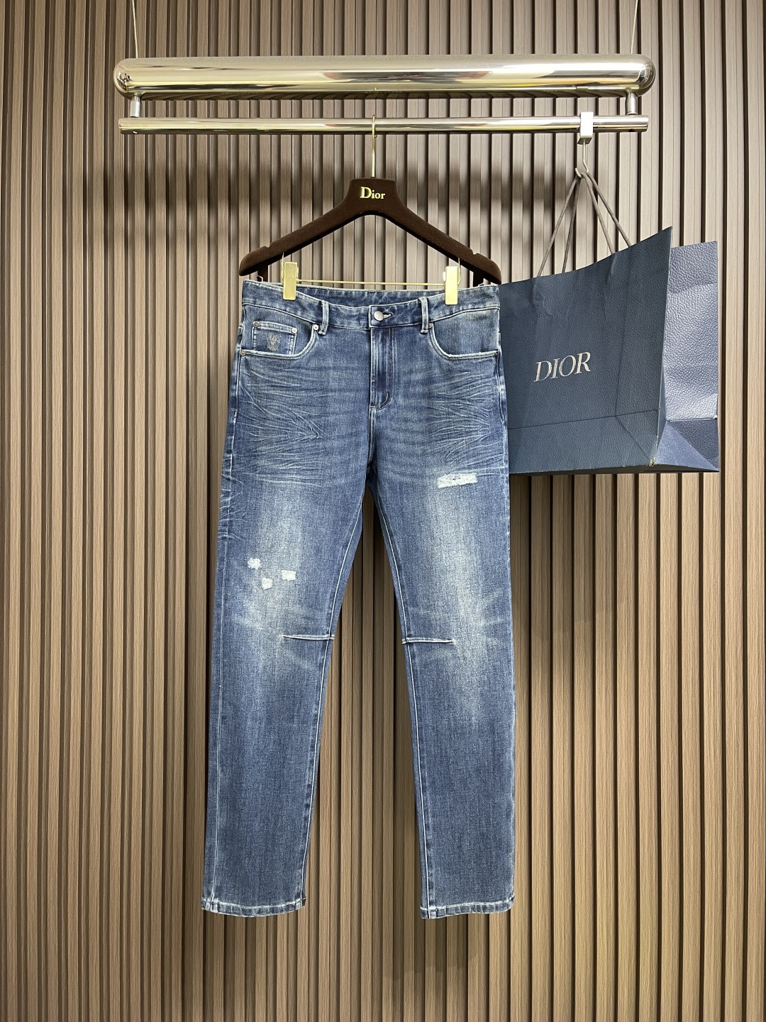 NO:538609,BC 2025FW early autumn new denim trousers. Customized Japanese imported denim fabric, soft and slim upper body, and is particularly good-looking. The fashionable and clean version is simple and easy to match, so it has become one of the biggest selling points and is extremely cost-effective. There is no confusion or trouble of color conflict. The original original brand is a rich high-end jeans, absolutely fashionable, casual and versatile!  Size 30-38 35 No 37, jeans,alexander wang19860909BC 2025FW早秋新款牛仔长裤.定制日本进口丹宁面料,手感柔软上身修身显瘦包臀特别好看完胜,时尚净版潮流简单易搭配因此已成为最大卖点之一而性价比又极高,没有颜色冲突的困惑或困扰,原厂原标水洗麦 这么一款丰富内练高端牛仔裤,绝对时尚休闲百搭款！尺码30-38 有35 无37,,jeans,alexander wang,Men's clothing