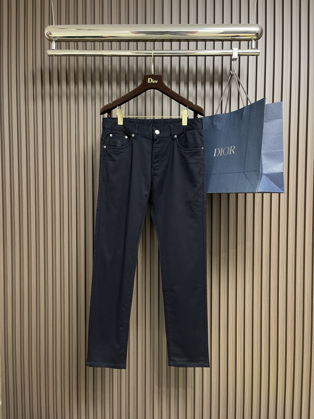 NO:538605,BrunelloCucinelli BC men's casual pants, 2025SS early autumn new style, perfect edging inside, customized original hardware, exquisite leather cards on the back, imported fabrics for customers, wide style and versatile upper body. Size 30-38, 35, no 37,,brunellocucinelli,alexander wang19860909BrunelloCucinelli BC 男士休闲裤,2025SS早秋新款,内里完美包边,定制原版五金,背面精美皮牌,客供进口面料,版型挺阔 上身百搭.尺码30-38 有35 无37,,brunello cucinelli,alexander wang,Men's clothing