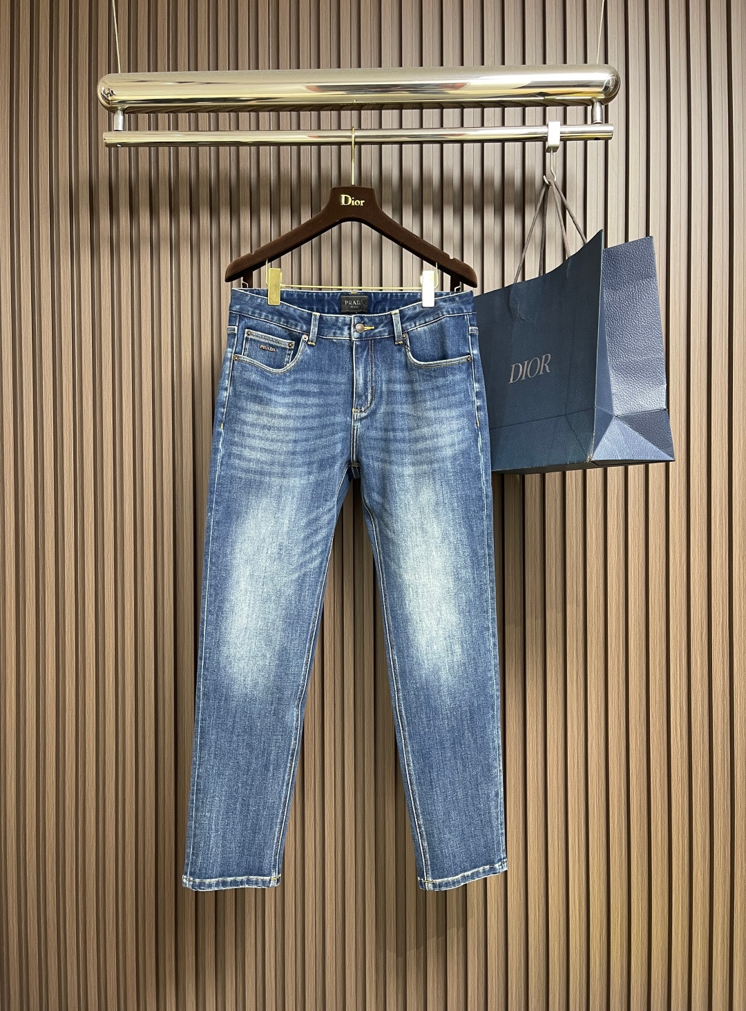 NO:538607,Prada 2025SS early autumn new brand logo jeans, original custom reproduction, customer-supplied hardware and accessories, original quality, imported denim fabric heavy-duty washing, fine workmanship and excellent upper body!  Preferred items. Size 30-38 There are 35 No 37, prada, jeans, alexander wang19860909Prada 2025SS早秋新款品牌标识牛仔裤 原版定制复刻 客供五金辅料 原单品质 进口牛仔面料重工洗水 做工走线精细 上身绝佳！优选单品.尺码30-38 有35 无37,,prada,jeans,alexander wang,Men's clothing