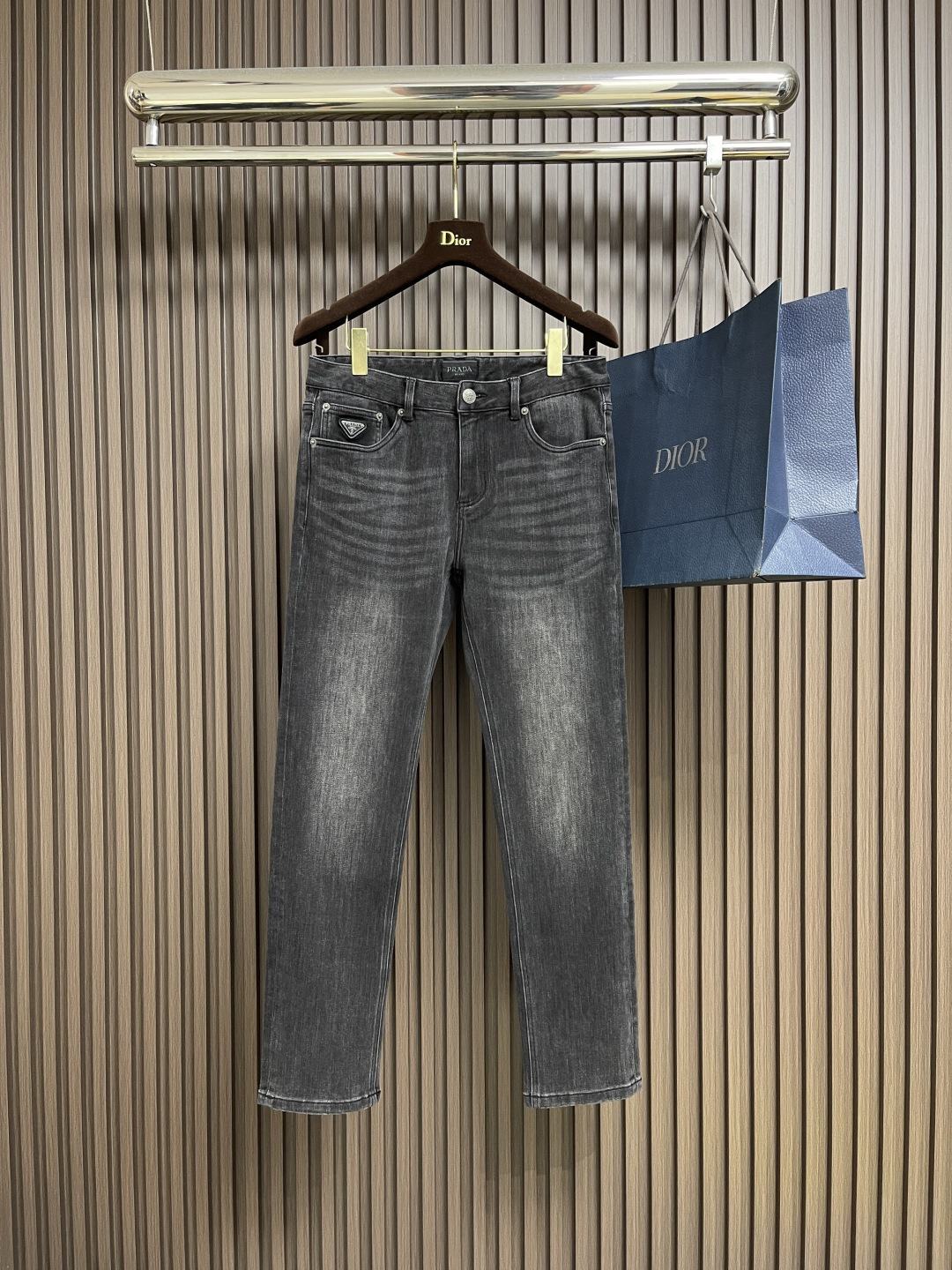 NO:546958,Prada 2025SS early autumn new brand logo jeans, original custom reproduction, customer-supplied hardware and accessories, original quality, imported denim fabric heavy-duty washing, fine workmanship and excellent upper body!  Preferred items. Size 30-38 There are 35 No 37, prada, jeans, alexander wang19860909Prada 2025SS早秋新款品牌标识牛仔裤 原版定制复刻 客供五金辅料 原单品质 进口牛仔面料重工洗水 做工走线精细 上身绝佳！优选单品.尺码30-38 有35 无37,,prada,jeans,alexander wang,Men's clothing