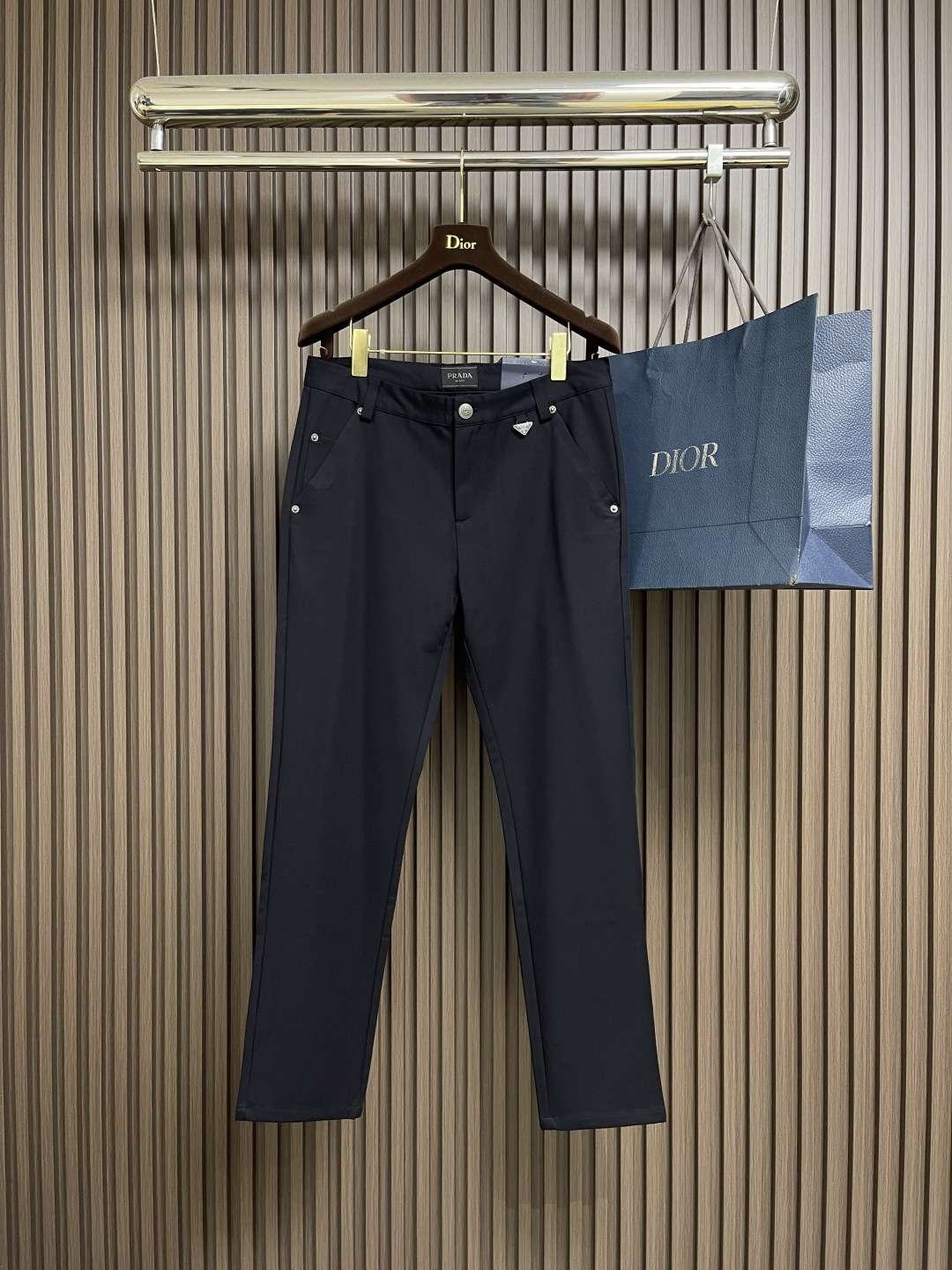 NO:540717,Prada men's casual pants, the upper body style is invincible!  This pants are absolutely versatile, with elastic waistline and daily work. They can be worn outdoors. They are a perfect combination of fashion and leisure and outdoor sports, so whether you wear them normally or outdoors, it is your best choice. Size 30-38, 35, 37, prada, alexander wang19860909Prada 男士休闲裤,上身版型无敌正！绝对可以闭眼收的一款,此款裤子非常百搭,弹力腰围,日常上班 户外运动都可以穿着,是时尚休闲与户外运动的完美结合,所以无论您平时穿或者户外穿都是您的最佳选择.尺码30-38 有35 无37,,prada,alexander wang,Men's clothing