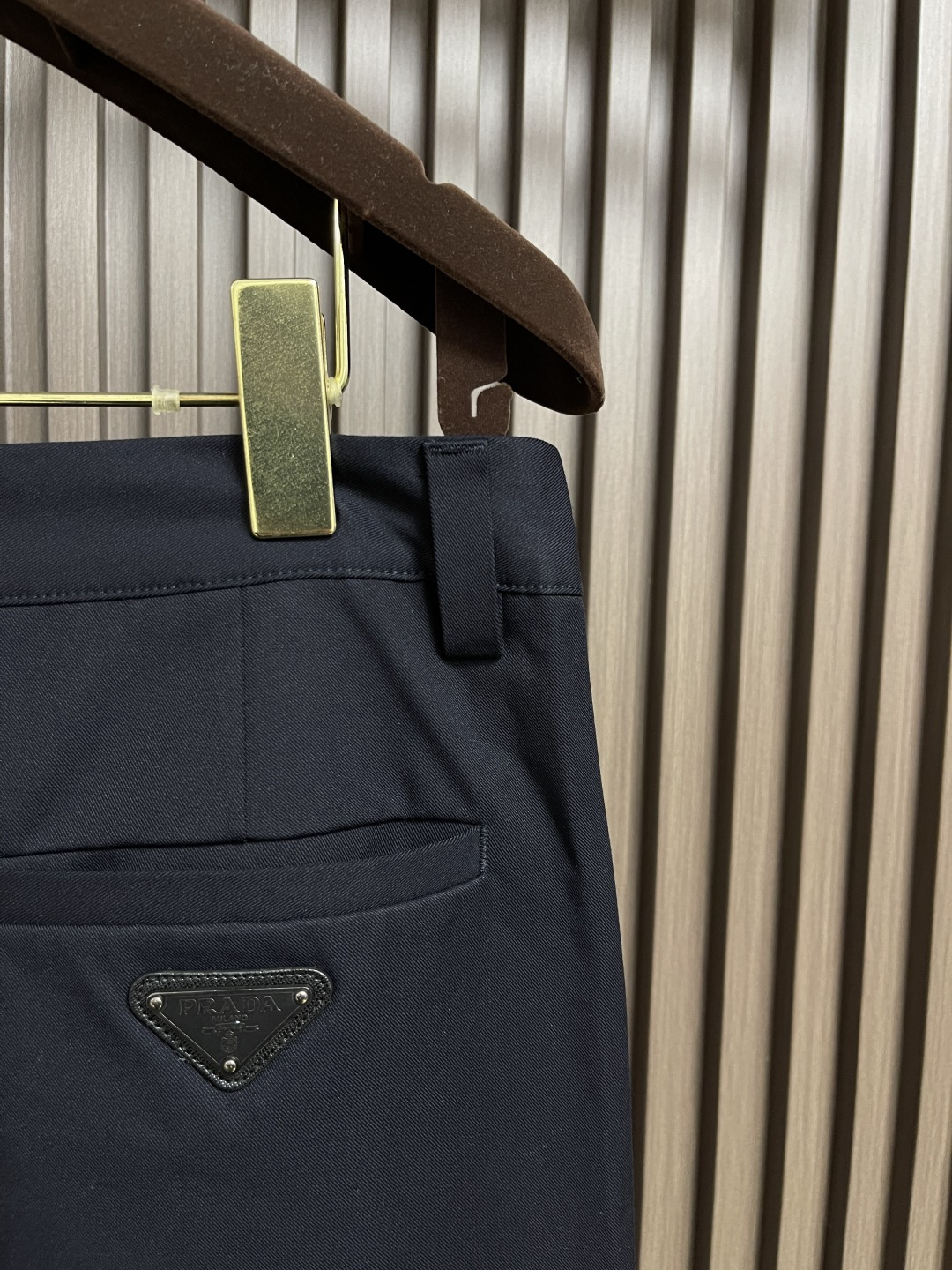 🛒🛒Prada 男士休闲裤，上身版型无敌正！绝对可以闭眼收的一款，此款裤子非常百搭，弹力腰围，日常上班 