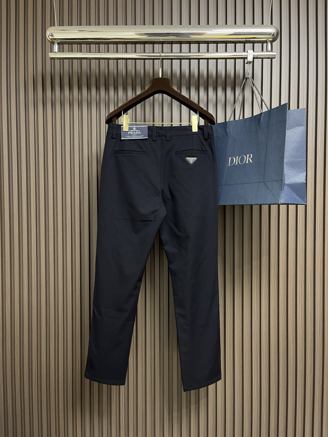 🛒🛒Prada 男士休闲裤，上身版型无敌正！绝对可以闭眼收的一款，此款裤子非常百搭，弹力腰围，日常上班 