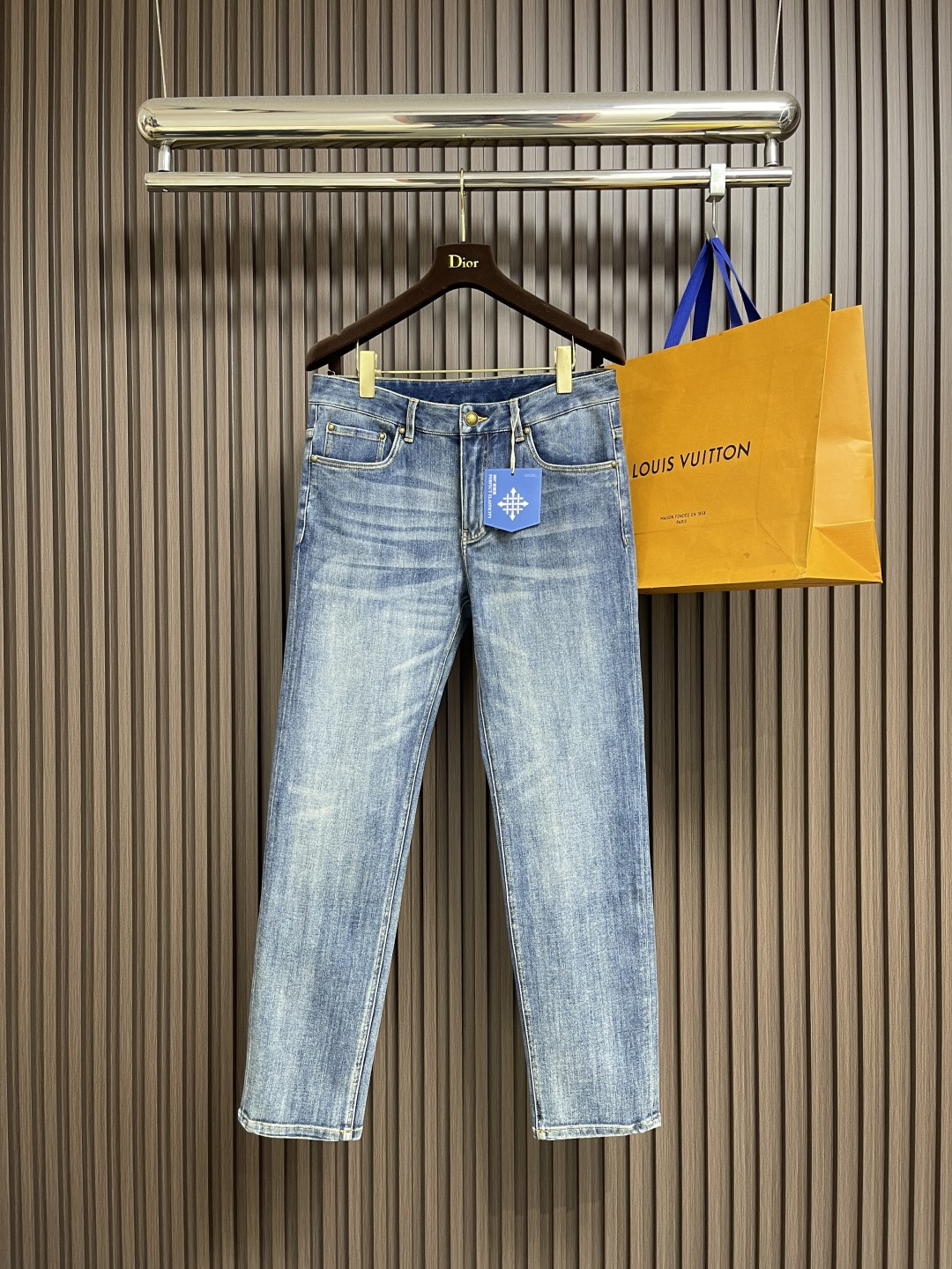 NO:537635,LV 2025ss early autumn new skateboard jeans, this skateboard jeans are made of Japanese seiko denim, which uses craftsmanship and ingenuity to reinterpret the classic design. The back pocket is embossed with LV logo logo, and the waist is decorated with nubby leather logo patch, which can be easily matched with various shapes. Size 30-38, 35, 37,,louis vuitton, jeans, alexander wang19860909LV 2025ss早秋新款滑板牛仔裤,本款滑板牛仔裤选用日本精工丹宁布,以匠艺巧思重释经典设计.后袋处以压花 LV logo标识,腰际点缀正绒面革标识贴饰,可轻松搭配各式造型.尺码30-38 有35 无37,,louis vuitton,jeans,alexander wang,Men's clothing