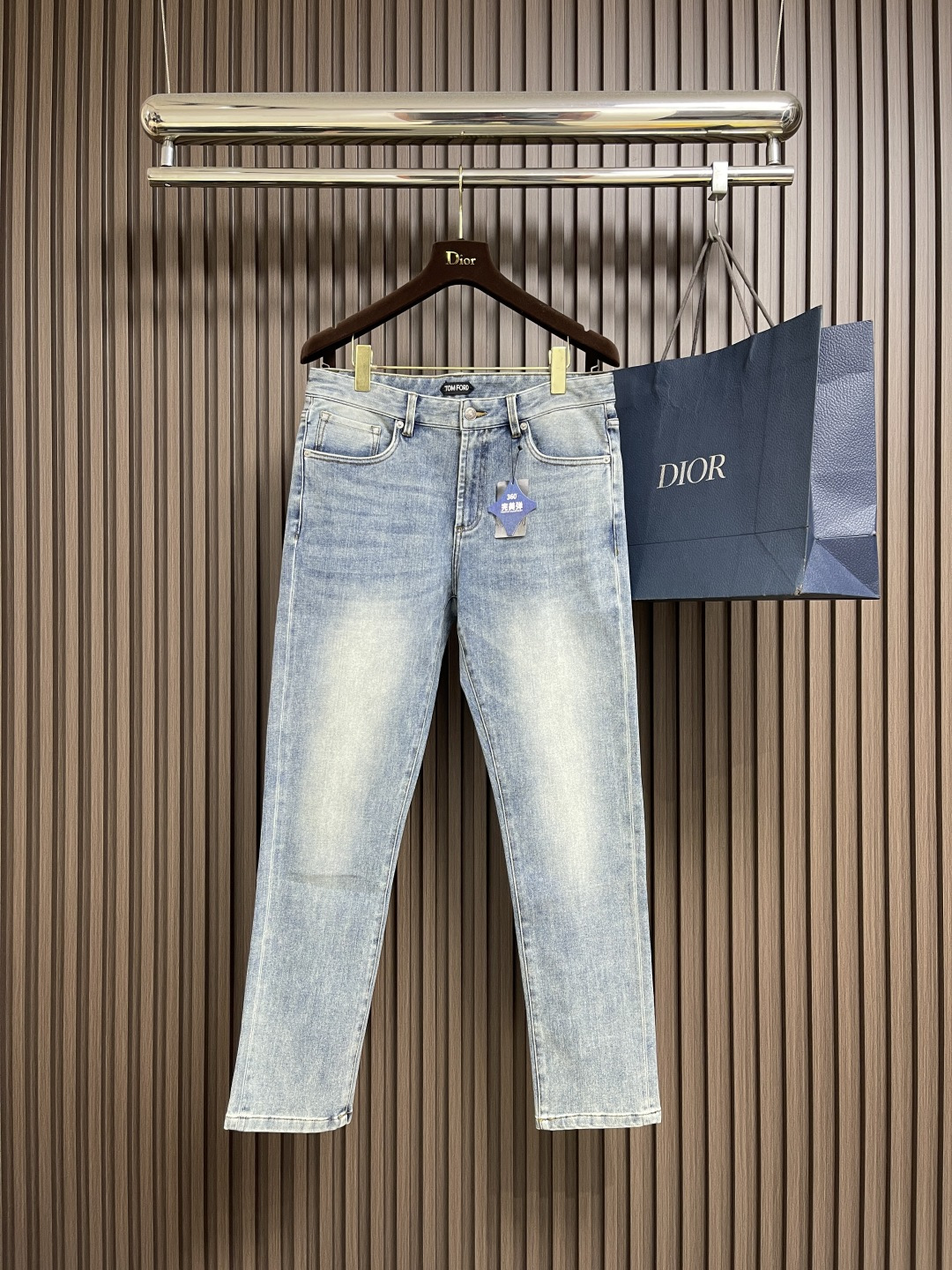 NO:538612,TOM 2025FW summer original single men's high-end denim jeans are famous, the color scheme is classic and versatile, the color is very suitable for summer matching needs, and it is an excellent representative of the unscrupulous and eye-catching style in the dressing season. The turnover rate is unquestionable, the fabric is slightly elastic, and the upper body is extremely comfortable and breathable!  The details are perfect, the auxiliary materials are all supplied to customers, with a faint retro flavor, and the fusion with tannin is natural, the style is first-class, buttock lifting, slim, business and casual mix, and the duplexing is extremely practical and can be seen high-end tannin products. Size 30-38, there are 35, there are 37,,tom ford,jeans,alexander wang19860909TOM 2025FW夏季原单男士高端丹宁牛仔裤,系出名门,配色属于经典百搭的,色彩非常符合夏季的搭配需求,属于穿搭季拗造型且吸睛的优秀代表,回头率毋庸置疑,面料略带弹性,上身极为舒适且透气！细节完美如斯,辅料皆为客供,有着淡淡的复古味道,与之丹宁的融合浑然天成,版型一流,提臀修身,商务与休闲混搭兼备,复搭实穿性极高,可遇而不可求的高端丹宁产物.尺码30-38 有35 无37,,tom ford,jeans,alexander wang,Men's clothing