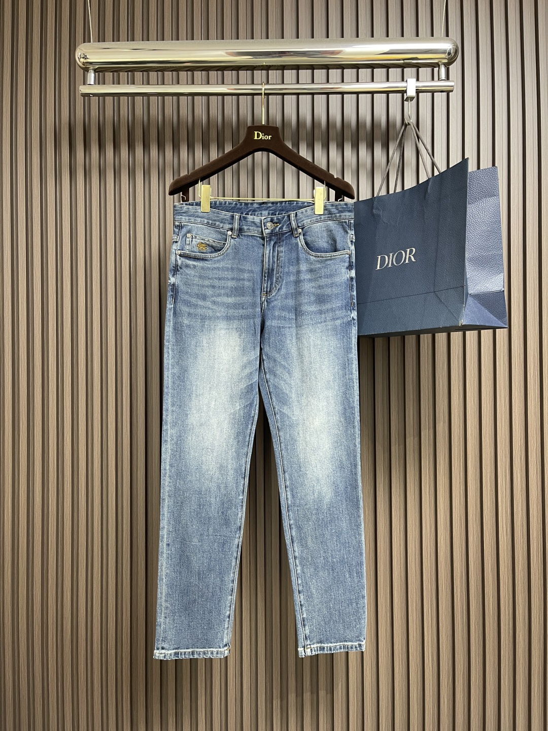 NO:538638,ETRO regular style of old denim jeans, this mid-waist jeans are classically tailored and bleached to highlight the unique texture of denim jeans. It has five pockets and the label is printed with a classic logo. Size 30-38 35 37, jeans, alexander wang19860909ETRO 常规款做旧丹宁牛仔裤,这款中腰牛仔裤采用经典剪裁,经过漂白水洗处理,突显丹宁牛仔的别样质感.设有五口袋,标签印有典藏徽标.尺码30-38 有35 无37,,jeans,alexander wang,Men's clothing