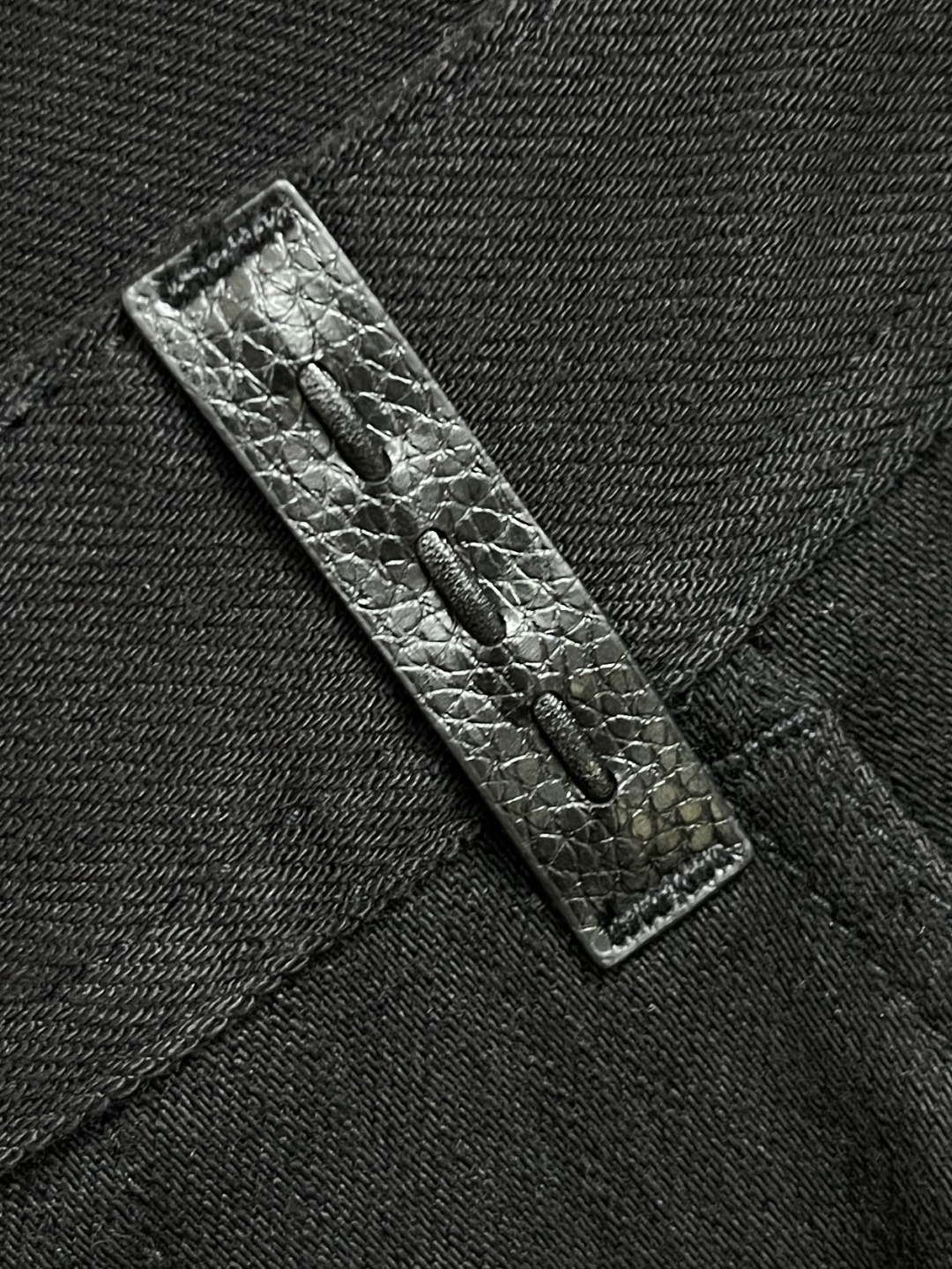 🛒🛒Fendi 新款牛仔裤，订制进口丹宁布料，质感卓然。经典五袋设计，后袋压印 logo标识设计，原厂一