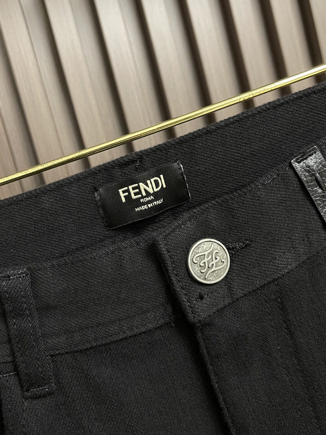 🛒🛒Fendi 新款牛仔裤，订制进口丹宁布料，质感卓然。经典五袋设计，后袋压印 logo标识设计，原厂一