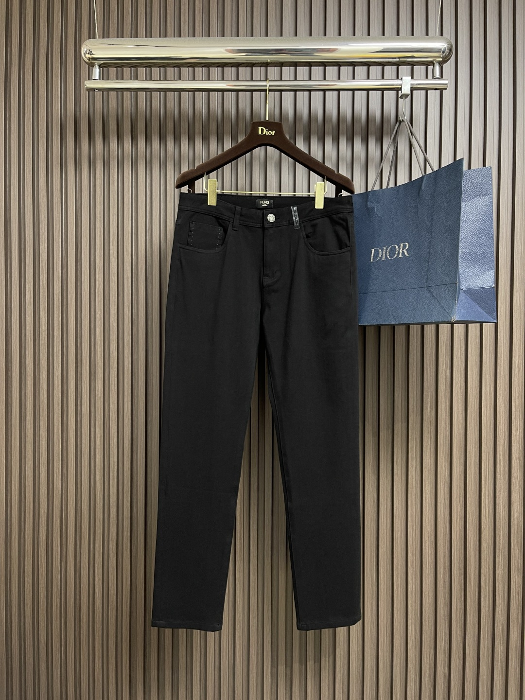 NO:540714,Fendi new jeans, customized imported denim fabric, excellent texture. Classic five-bag design, rear bag imprint logo design, original consistent hardware and accessories, the details are ultimate, the production is perfect. Size 30-38 35 37, fendi, jeans, alexander wang19860909Fendi 新款牛仔裤,订制进口丹宁布料,质感卓然.经典五袋设计,后袋压印 logo标识设计,原厂一致五金辅料,细节做到极致,出品堪称完美.尺码30-38 有35 无37,,fendi,jeans,alexander wang,Men's clothing