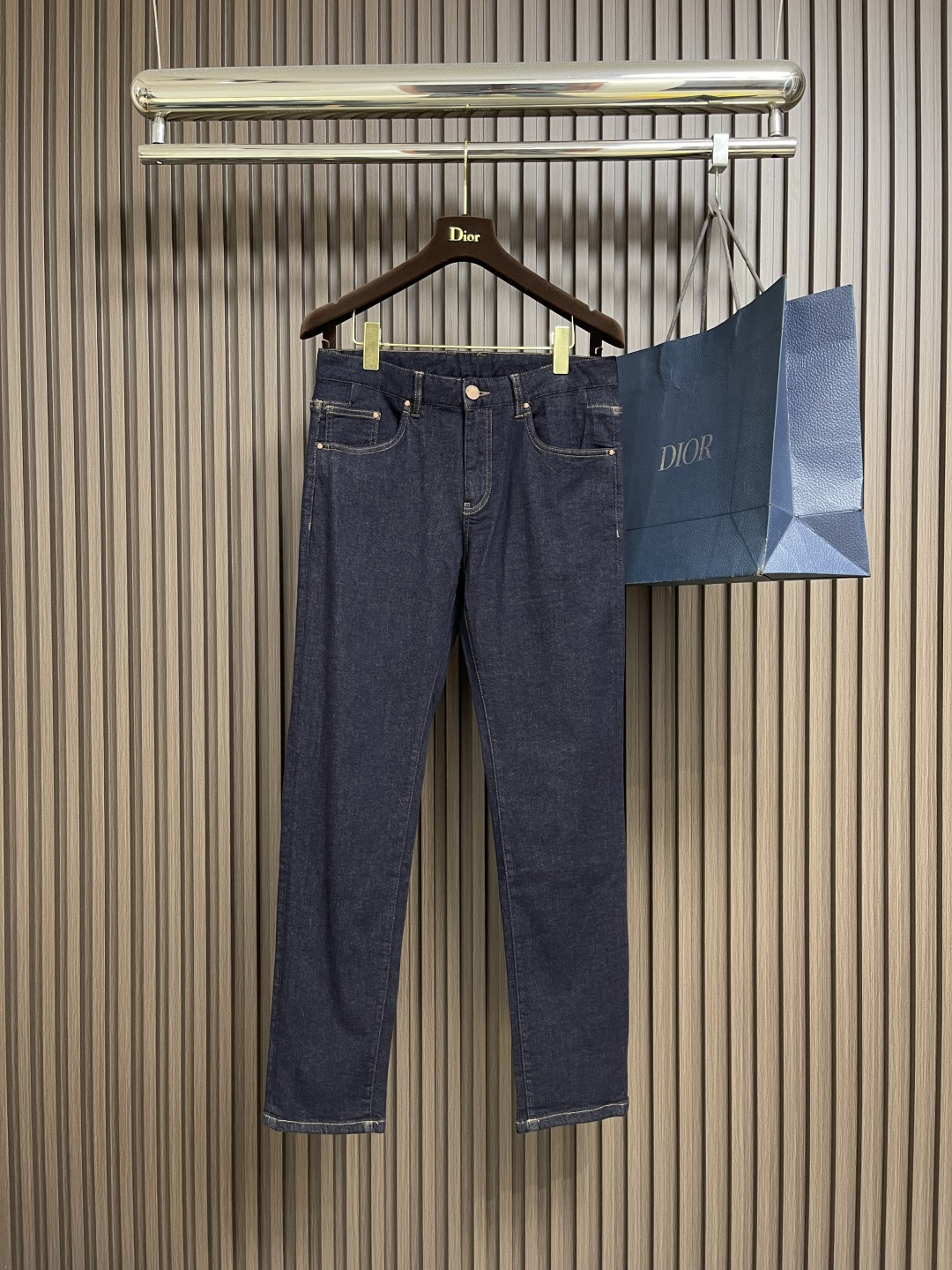NO:538618,Moncler's new jeans, super versatile, palace-grade jeans, uses denim denim, and makes the fabric softer through environmentally friendly washing process. The fabric is slightly elastic and has a higher comfort. The inner edge is wrapped, engraved hardware buttons, leather cards, and wheat weaving accessories are all original products. Straight-tube style, not picky about body shape. Size 30-38 There are 35 No 37, jeans, alexander wang19860909Moncler 新款牛仔裤,超级百搭、殿堂级的牛仔裤,采用丹宁牛仔布,通过环保洗水工艺使面料变得柔软,面料微弹,舒适度更高,内里包边,刻字五金纽扣、皮牌、织麦辅料全为原厂货.直筒版型,不挑身材.尺码30-38 有35 无37,,jeans,alexander wang,Men's clothing