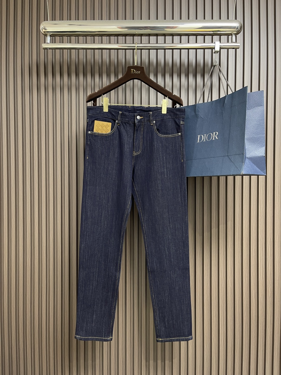 NO:538594,BV Early spring new men's small straight jeans Special Tennis blended fabric denim trousers High-end fashionable casual jeans Simple and fashionable three-dimensional cut, the back waist is decorated with leather weaving technology, and the thickness just meets the needs of autumn and winter wear. Light and elastic denim fabric. The upper body has excellent effect, showing confidence temperament; all the subtleties show perfect quality, the classic woven leather of the pants symbolizes the highest quality of the brand. Size 30-38 There are 35 No 37,,bottega veneta,jeans,alexander wang19860909BV 早春新款男款小直筒牛仔裤 特殊天丝混纺面料牛仔长裤 高端时尚休闲牛仔裤 简约时尚的三维裁剪,后腰饰有皮革编织工艺独特,厚度刚好满足秋冬季节穿搭需求 轻薄具有弹性牛仔面料 上身效果极佳,彰显自信气质；所有细微处尽情展现完美品质,裤子的经典编织皮革象征了品牌至高的品质.尺码30-38 有35 无37,,bottega veneta,jeans,alexander wang,Men's clothing