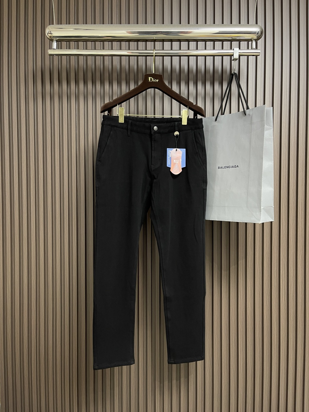 NO:546920,Burberry War Horse logo men's straight jeans, new 2025SS, one of the essential items for daily casual wear, retro tannin color, low-key and fashionable. Customer-supplied denim cotton fabric made of custom-woven denim cotton, using Xinjiang long velvet cotton, strong inner skin feeling, classic denim thick yarn twill cloth, tight texture, extreme skin-friendly, good moisture absorption and breathability, comfortable to wear, very neat and simple style design, straight-fitting style cut, war horse logo embroidery in the back pocket, classic leather label nameplate design with trousers waist, and a clear sense of class at a glance. Size 30-38 35 37, burberry, jeans, alexander wang19860909Burberry 战马徽标男士直筒牛仔裤,2025SS新款,日常休闲穿搭必备的单品之一,复古丹宁色,低调时髦.客供定织牛仔棉布制作,采用新疆的长绒棉,肌里感强烈,经典牛仔粗支纱斜纹布面,质地紧密,极致的亲肤感,吸湿透气性好,穿着舒适,款式设计十分俐落简洁,直筒版型裁剪,后袋的战马徽标刺绣,裤腰经典不变的皮牌铭牌设计,档次感一目了然.尺码30-38 有35 无37,,burberry,jeans,alexander wang,Men's clothing