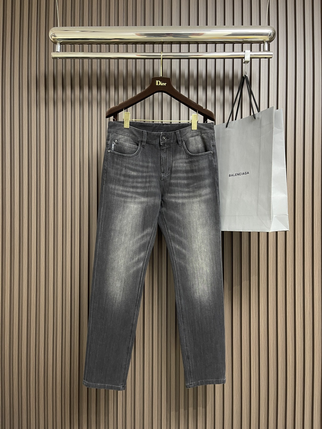 NO:540699,Versace Medusa series new jeans, using customer-supplied water-washed denim elastic fabric, Medusa gold-plated accessories are customized, which is super classy, ​​fashionable and trendy, simple and easy to match, so it has become one of the biggest selling points and is extremely cost-effective. Original original brand washing wheat, such a rich high-end jeans, absolutely fashionable, casual and versatile style. Size 30-38, 35, 37, versace, versace, jeans, gold plating, alexander wang19860909Versace 范思哲美杜莎系列新款牛仔裤,采用客供水洗牛仔弹力面料,美杜莎镀金辅料订制,超显档次,时尚潮流简单易搭配因此已成为最大卖点之一而性价比又极高,原厂原标水洗麦,这么一款丰富内练高端牛仔裤,绝对时尚休闲百搭款.尺码30-38 有35 无37,,versace,versace,jeans,gold plating,alexander wang,Men's clothing