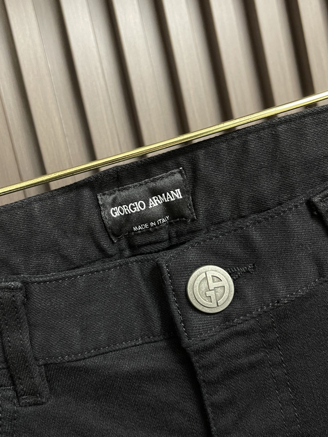 🛒🛒EA 2025SS早秋新款休闲裤，打造帅气型男，欧范十足，进口定织高密度轻薄面料，后袋恰到好处飞鹰标