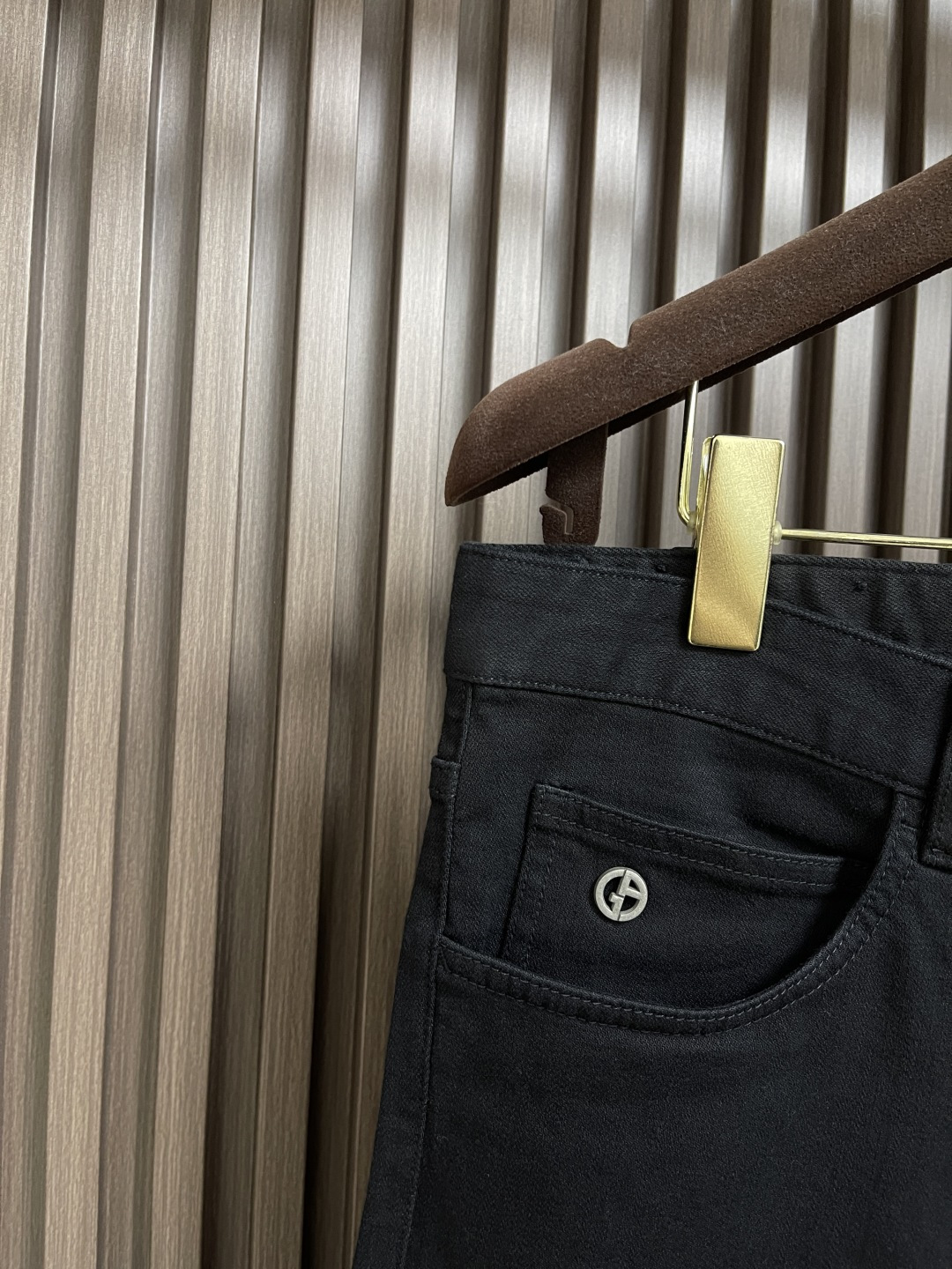 🛒🛒EA 2025SS早秋新款休闲裤，打造帅气型男，欧范十足，进口定织高密度轻薄面料，后袋恰到好处飞鹰标