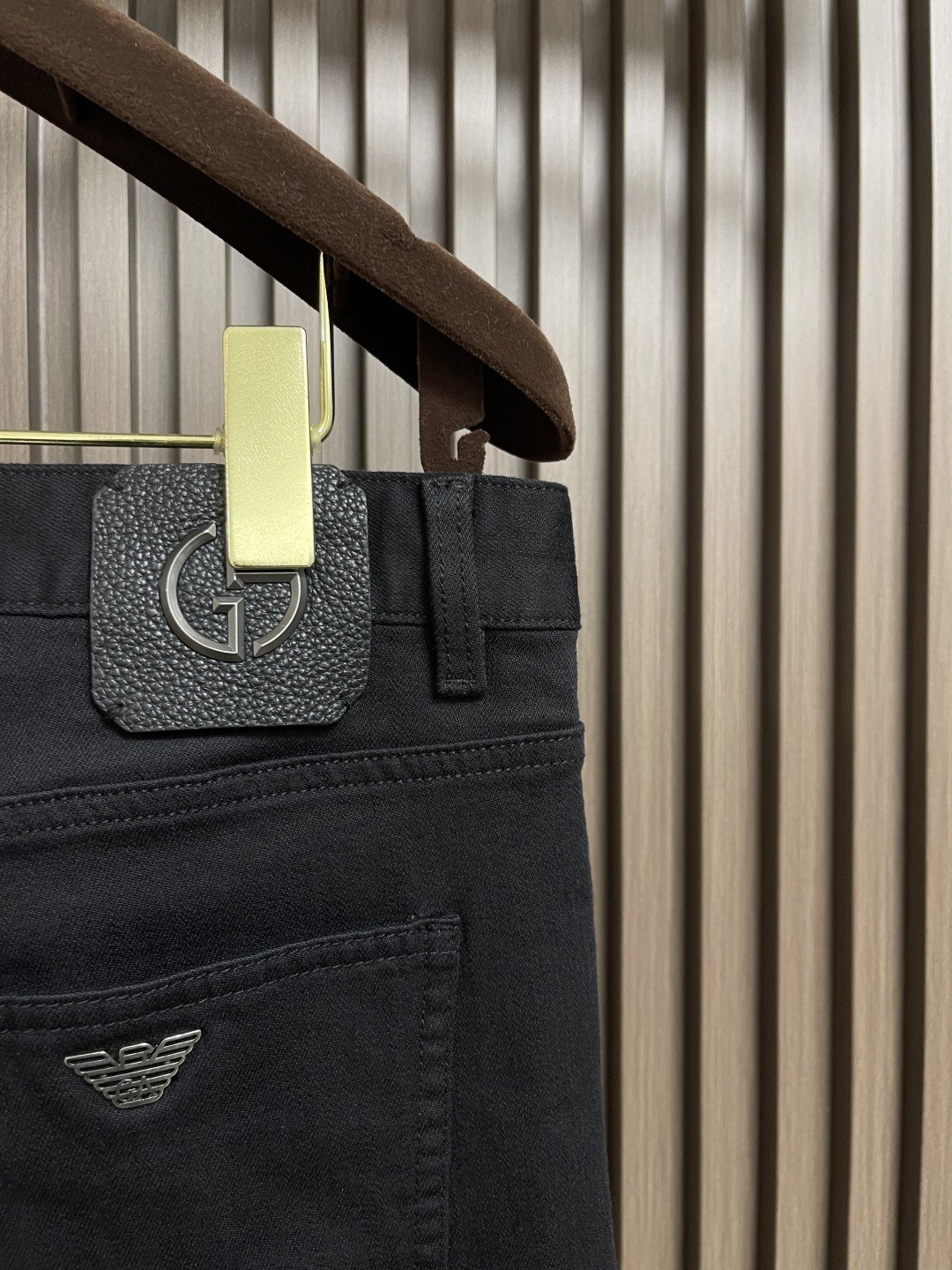 🛒🛒EA 2025SS早秋新款休闲裤，打造帅气型男，欧范十足，进口定织高密度轻薄面料，后袋恰到好处飞鹰标