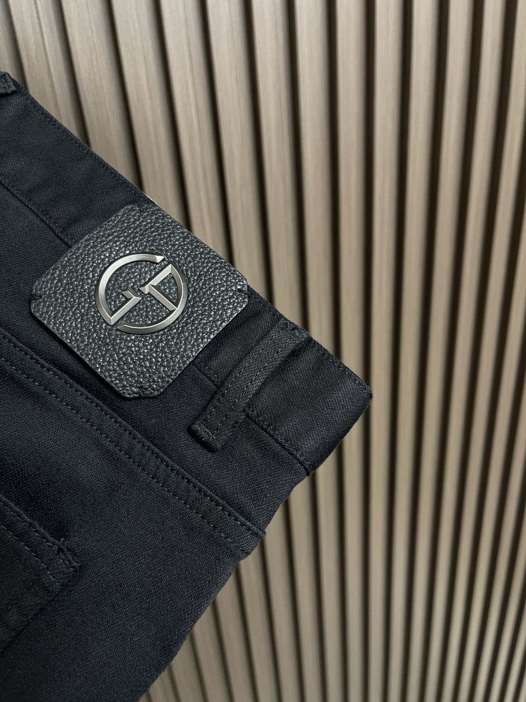 🛒🛒EA 2025SS早秋新款休闲裤，打造帅气型男，欧范十足，进口定织高密度轻薄面料，后袋恰到好处飞鹰标