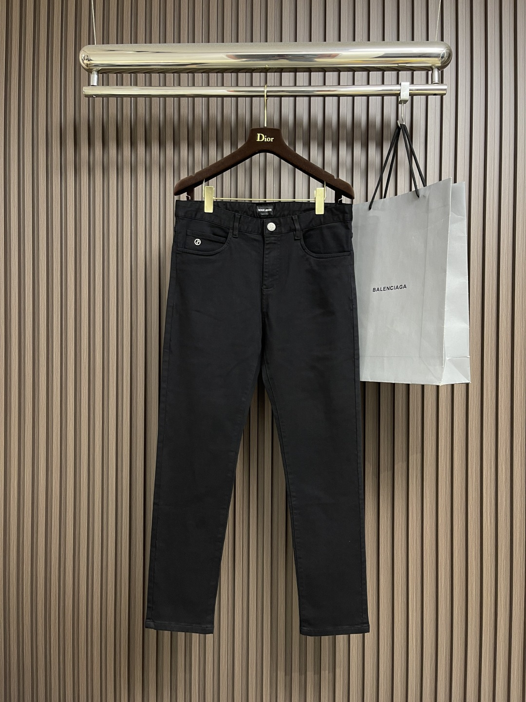 NO:540708,EA 2025SS early autumn new casual pants, creating a handsome and stylish man, full of European style, imported fixed woven high-density thin fabric, with the back pocket just right Feiying logo. The overall pants are all finely crafted, suitable for close-fitting, and comfortable and stylish on the upper body. Size 30-38, 35, 37,,alexander wang19860909EA 2025SS早秋新款休闲裤,打造帅气型男,欧范十足,进口定织高密度轻薄面料,后袋恰到好处飞鹰标识 整体裤子的车线都是精细做工,适合贴身穿着,上身舒适有型.尺码30-38 有35 无37,,alexander wang,Men's clothing