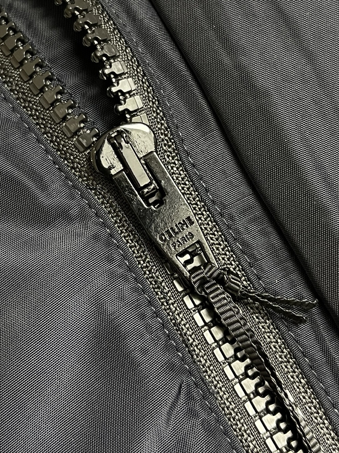 🛒🛒Celine 饰刺绣连帽风衣外套，选用100％聚酯纤维打造而成的牛津布面料。纤维特性具有良好的韧性，