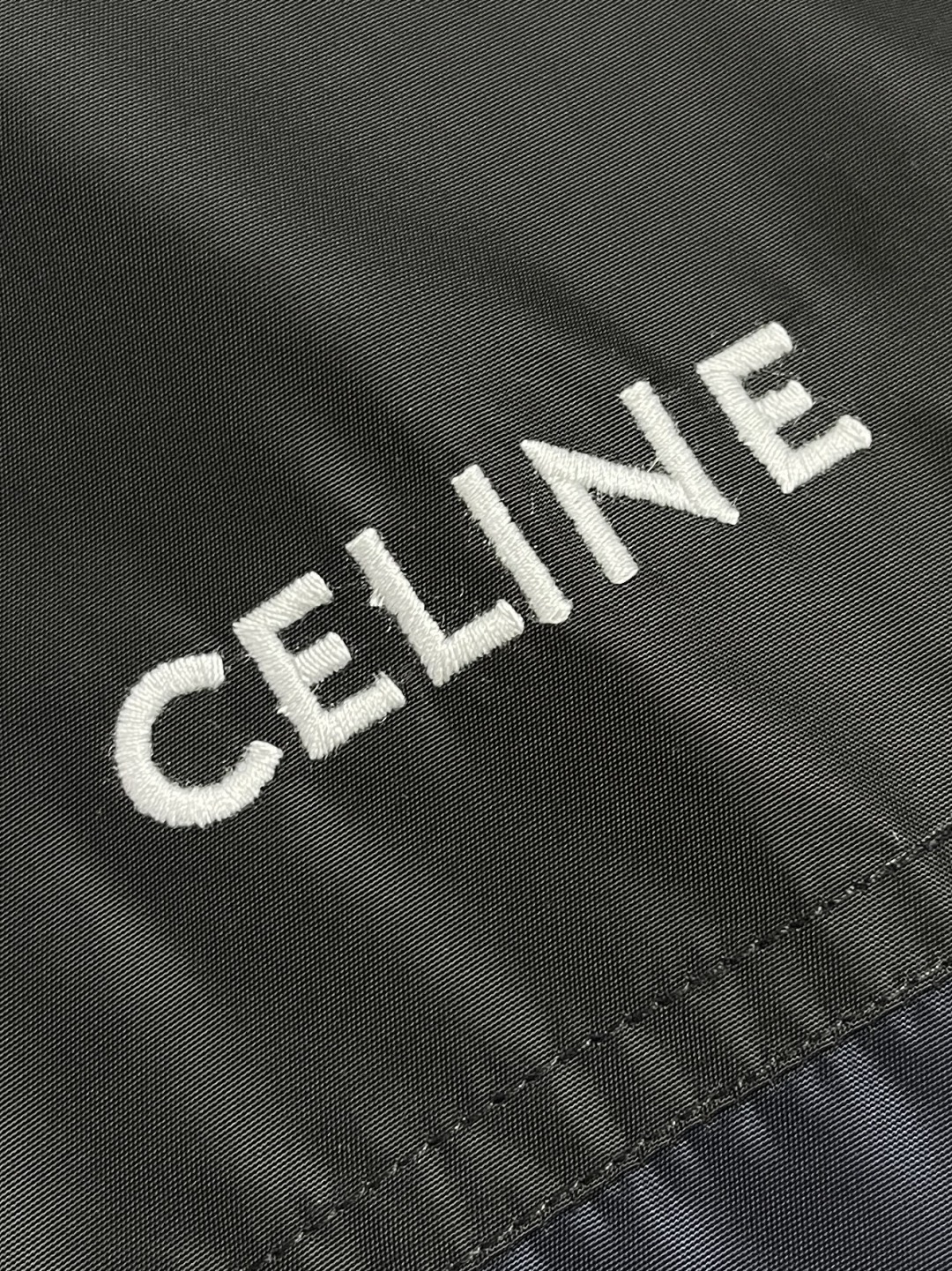 🛒🛒Celine 饰刺绣连帽风衣外套，选用100％聚酯纤维打造而成的牛津布面料。纤维特性具有良好的韧性，