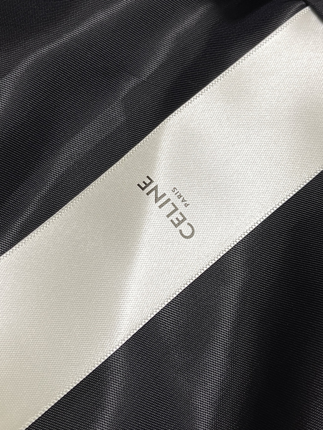 🛒🛒Celine 饰刺绣连帽风衣外套，选用100％聚酯纤维打造而成的牛津布面料。纤维特性具有良好的韧性，