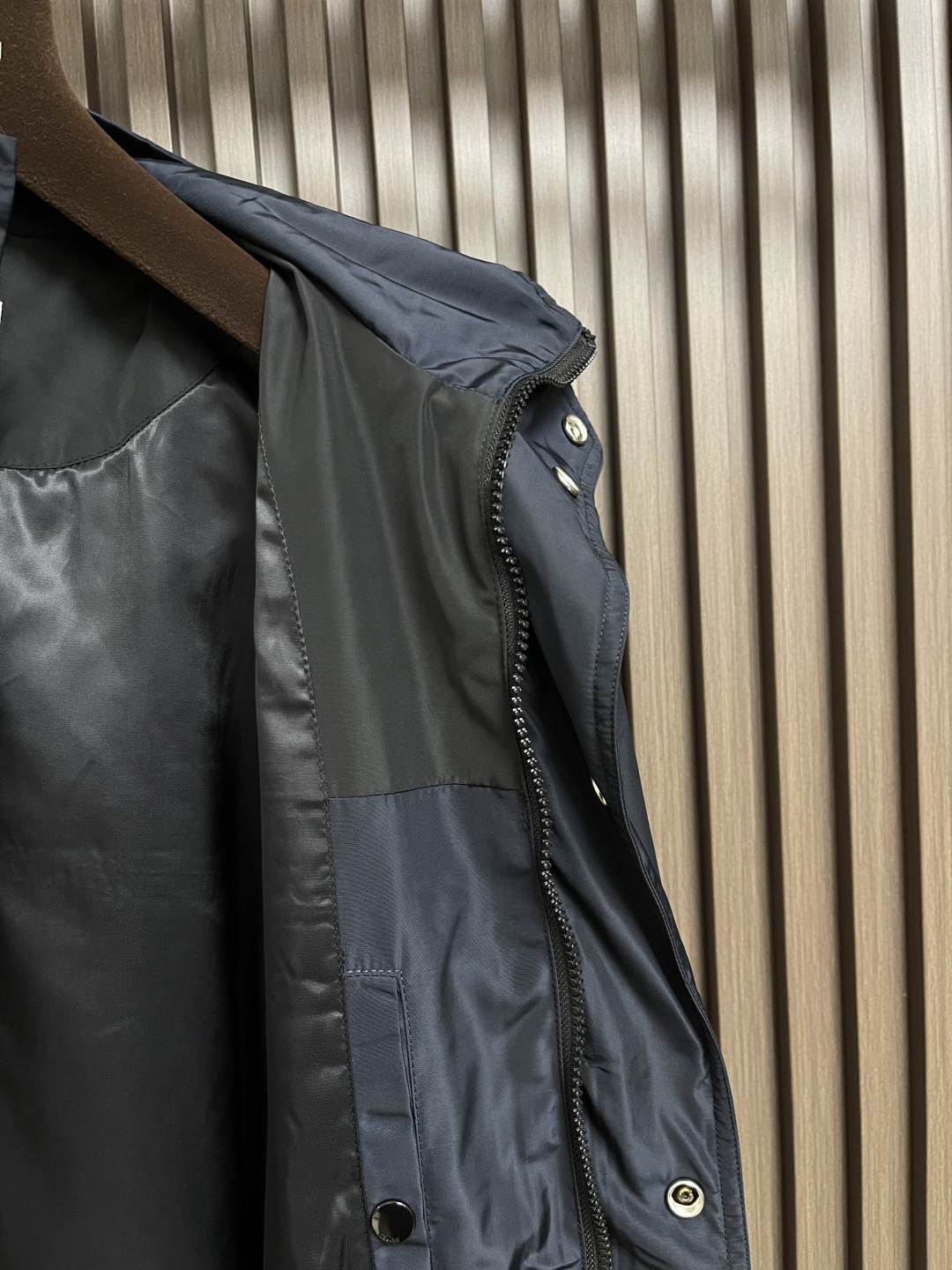 🛒🛒Celine 饰刺绣连帽风衣外套，选用100％聚酯纤维打造而成的牛津布面料。纤维特性具有良好的韧性，